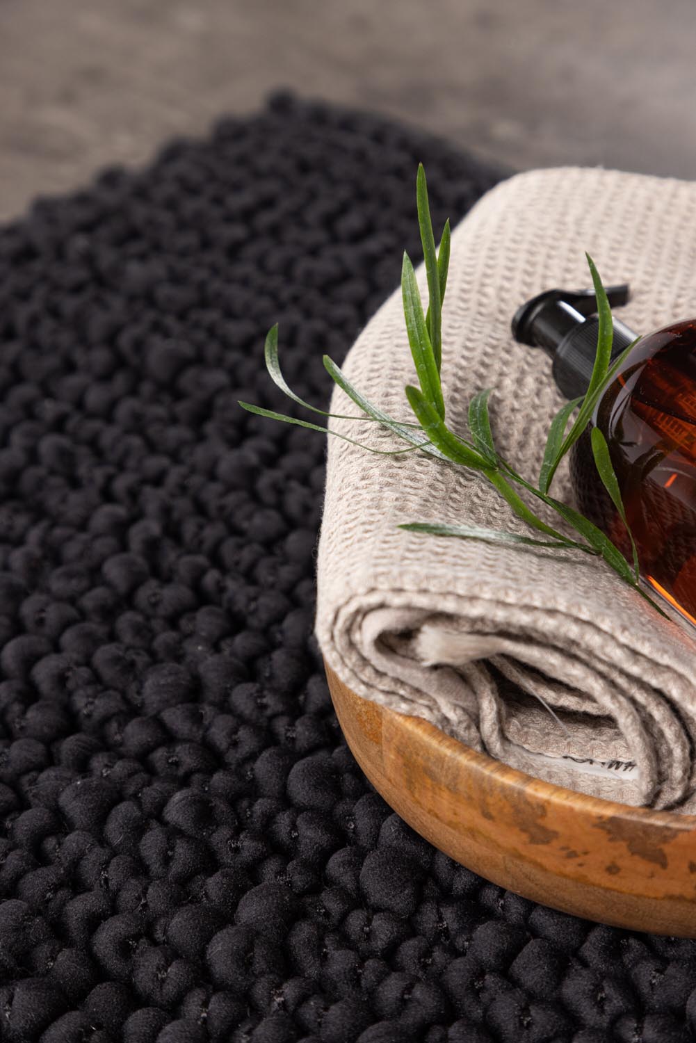 Wilmer Teppich in Schwarz präsentiert im Onlineshop von KAQTU Design AG. Teppich ist von Venture Home