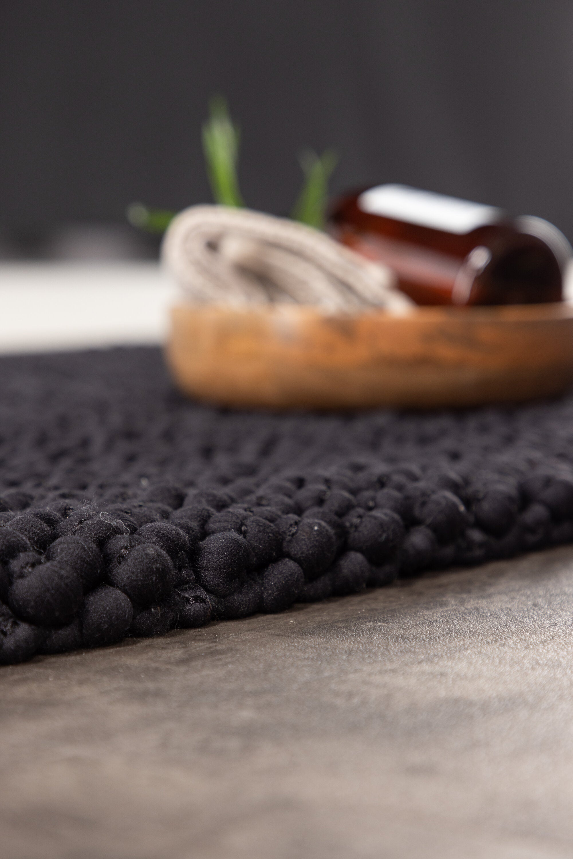 Wilmer Teppich in Schwarz präsentiert im Onlineshop von KAQTU Design AG. Teppich ist von Venture Home