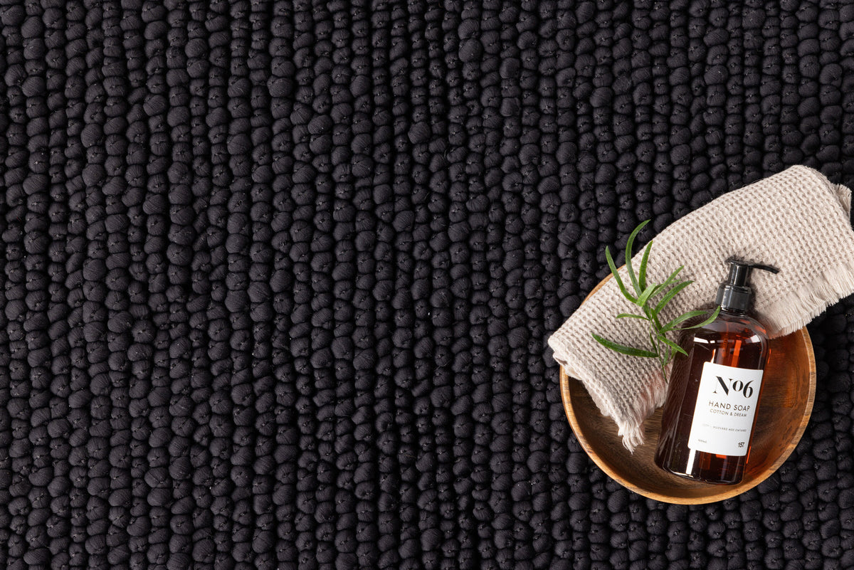 Wilmer Teppich in Schwarz präsentiert im Onlineshop von KAQTU Design AG. Teppich ist von Venture Home