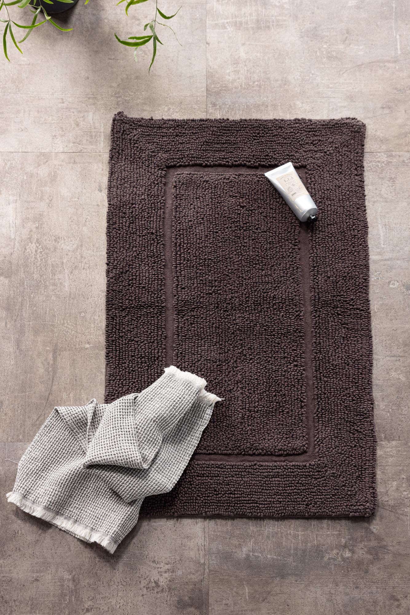 Entdecken Sie die elegante William Badezimmermatte von Venture Home – weich, langlebig und perfekt für jedes Badezimmerdesign.