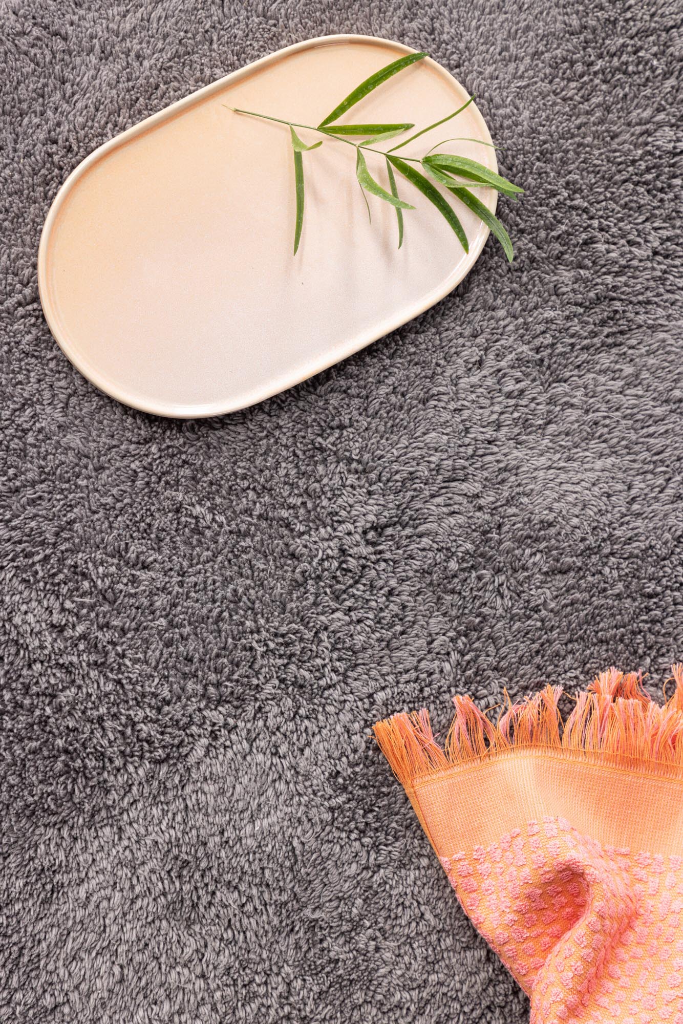 Valle Teppich in Dunkelgrau präsentiert im Onlineshop von KAQTU Design AG. Teppich ist von Venture Home