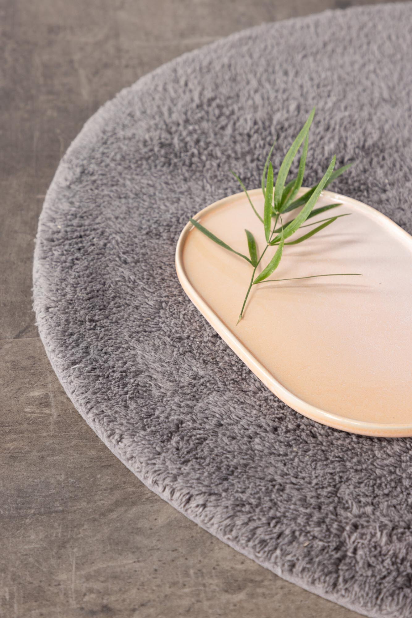 Valle Teppich in Dunkelgrau präsentiert im Onlineshop von KAQTU Design AG. Teppich ist von Venture Home