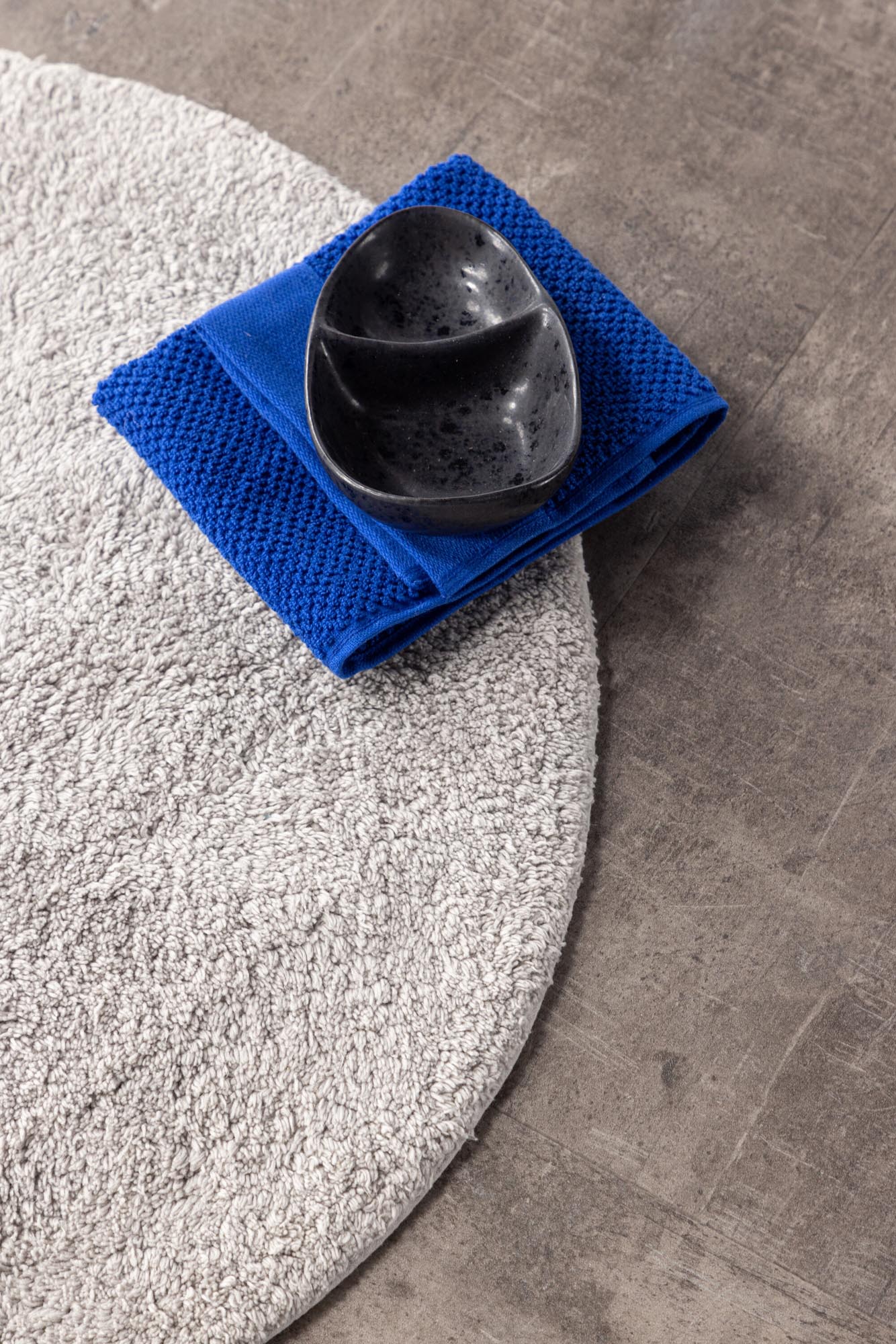 Valle Badezimmermatte von Venture Home: Elegante, runde Baumwollmatte in Dunkelgrau, weich und saugfähig für stilvolle Akzente.