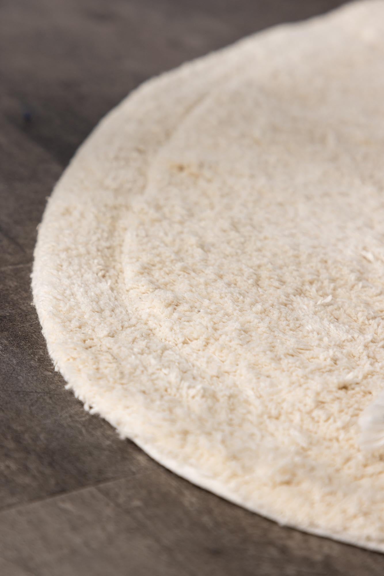 Entdecken Sie den handgefertigten Elvis-Teppich von Venture Home: Hochwertige Baumwolle, elegantes Design, perfekt für kleine und große Räume. Ein Unikat für Ihr Zuhause!