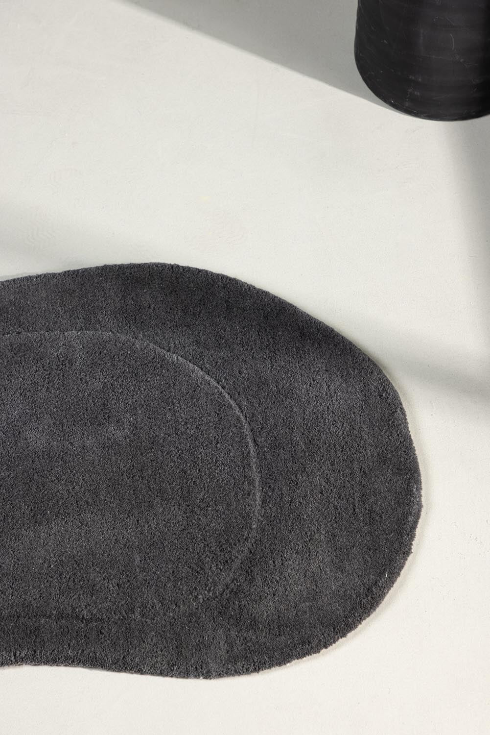Sten Teppich in Dunkelgrau präsentiert im Onlineshop von KAQTU Design AG. Türmatte ist von Venture Home