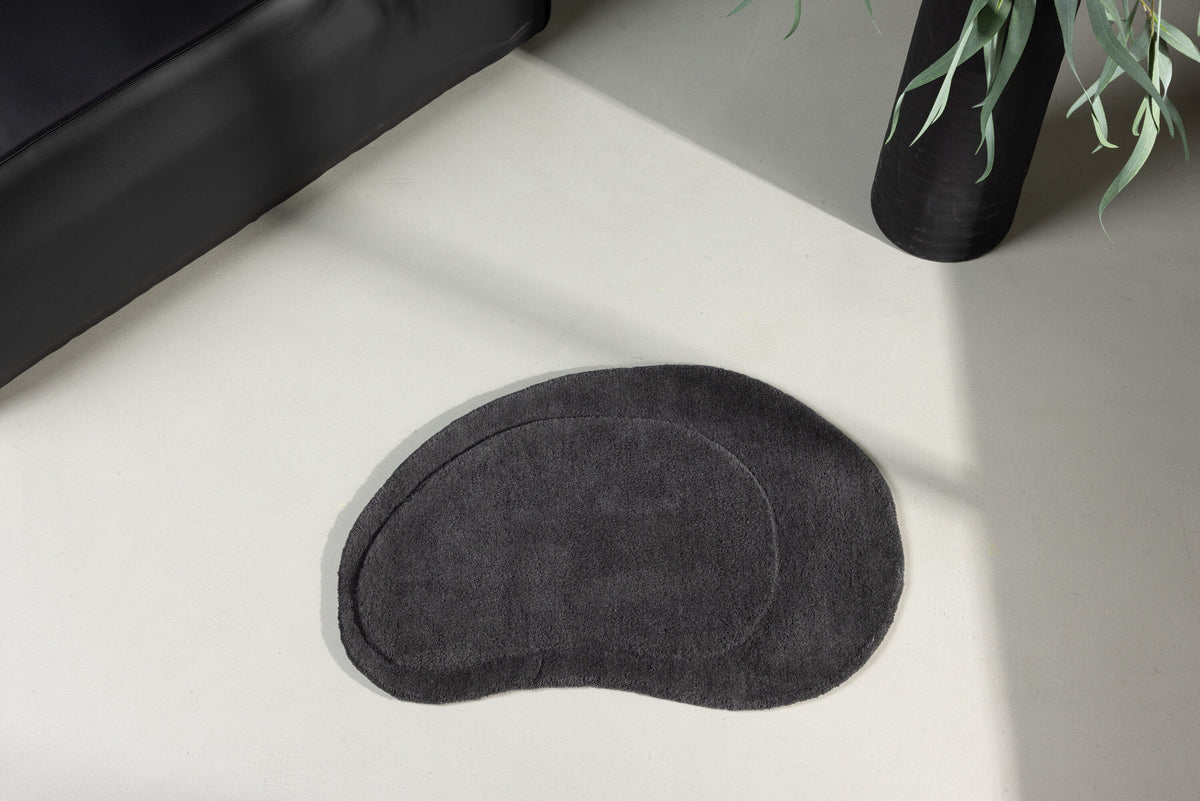 Sten Teppich in Dunkelgrau präsentiert im Onlineshop von KAQTU Design AG. Türmatte ist von Venture Home