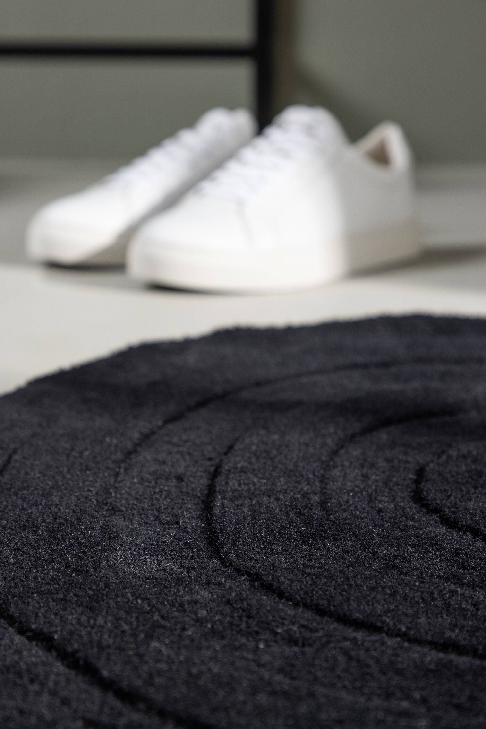 Nora Teppich in Schwarz präsentiert im Onlineshop von KAQTU Design AG. Türmatte ist von Venture Home