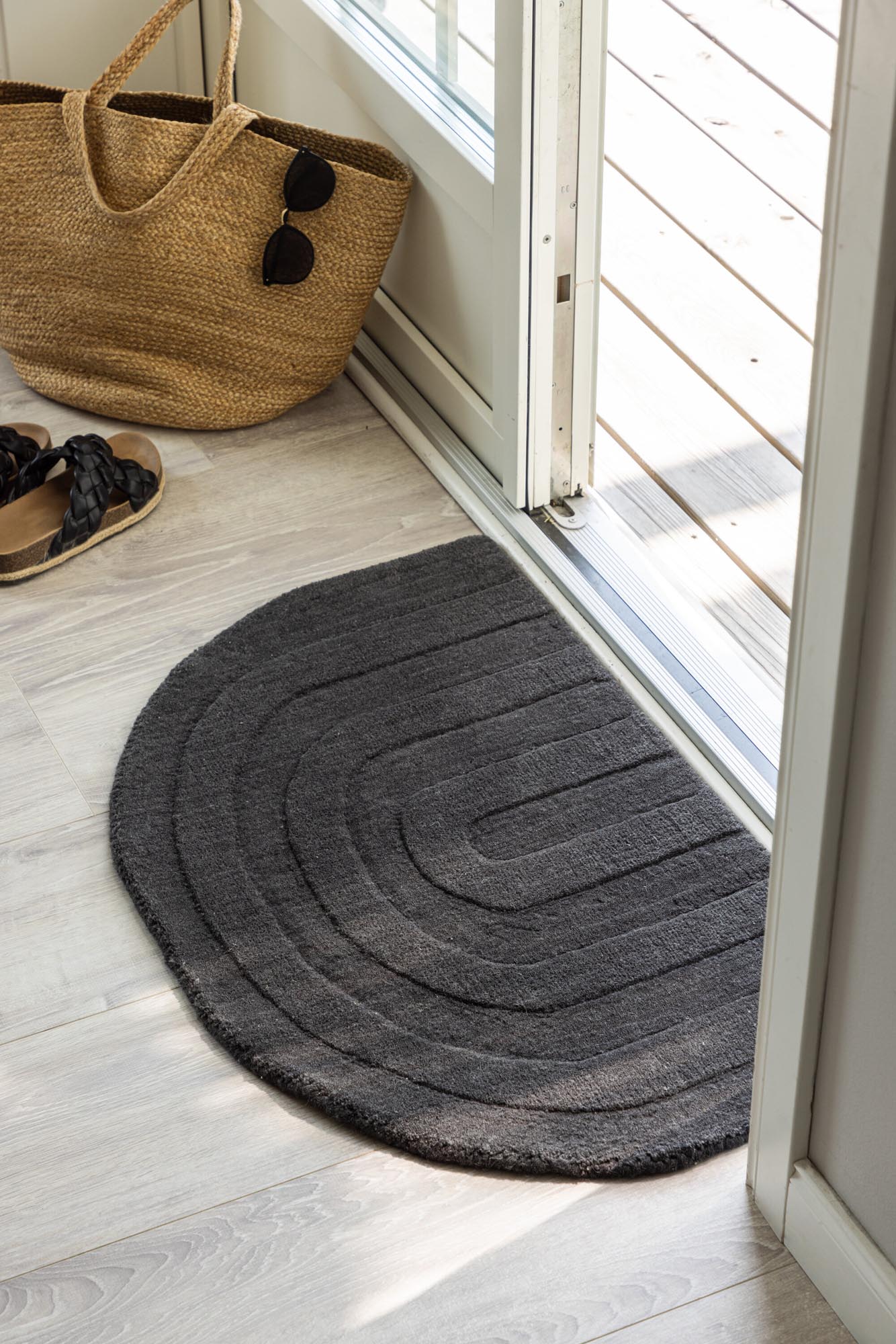 Nora Teppich in Kohle präsentiert im Onlineshop von KAQTU Design AG. Türmatte ist von Venture Home