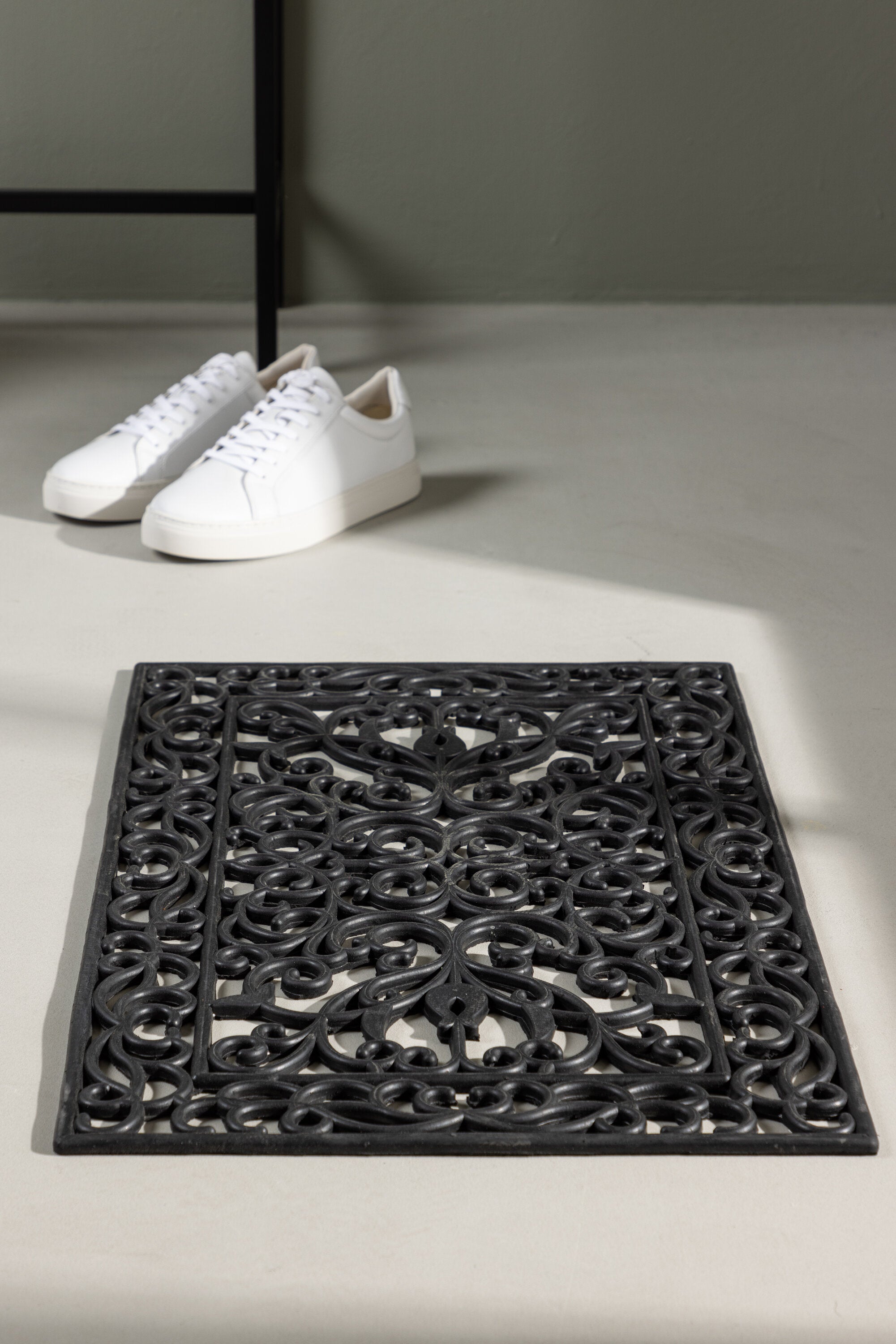 Matten Teppich in Schwarz präsentiert im Onlineshop von KAQTU Design AG. Türmatte ist von Venture Home