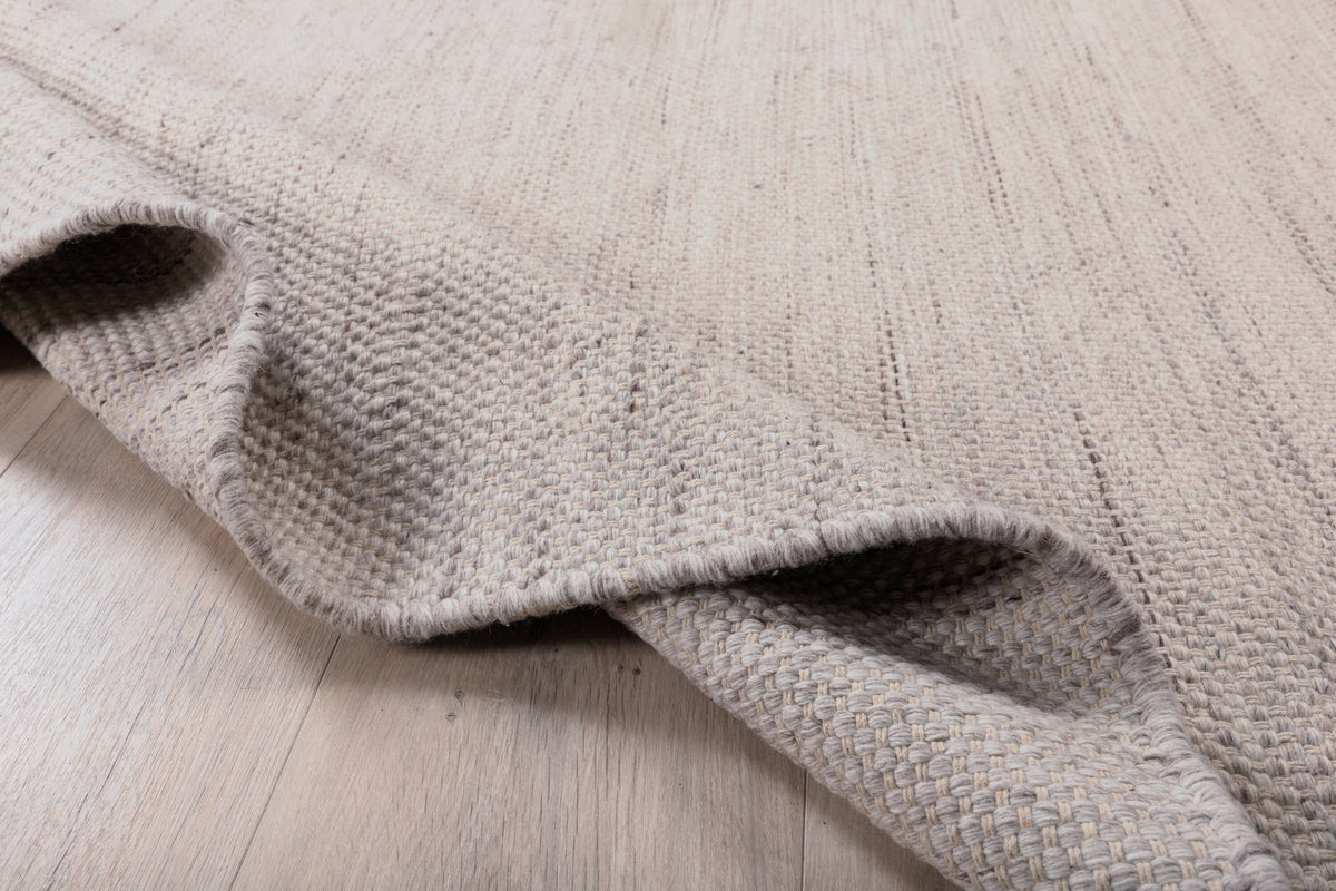 Devi Teppich in Beige präsentiert im Onlineshop von KAQTU Design AG. Teppich ist von Venture Home