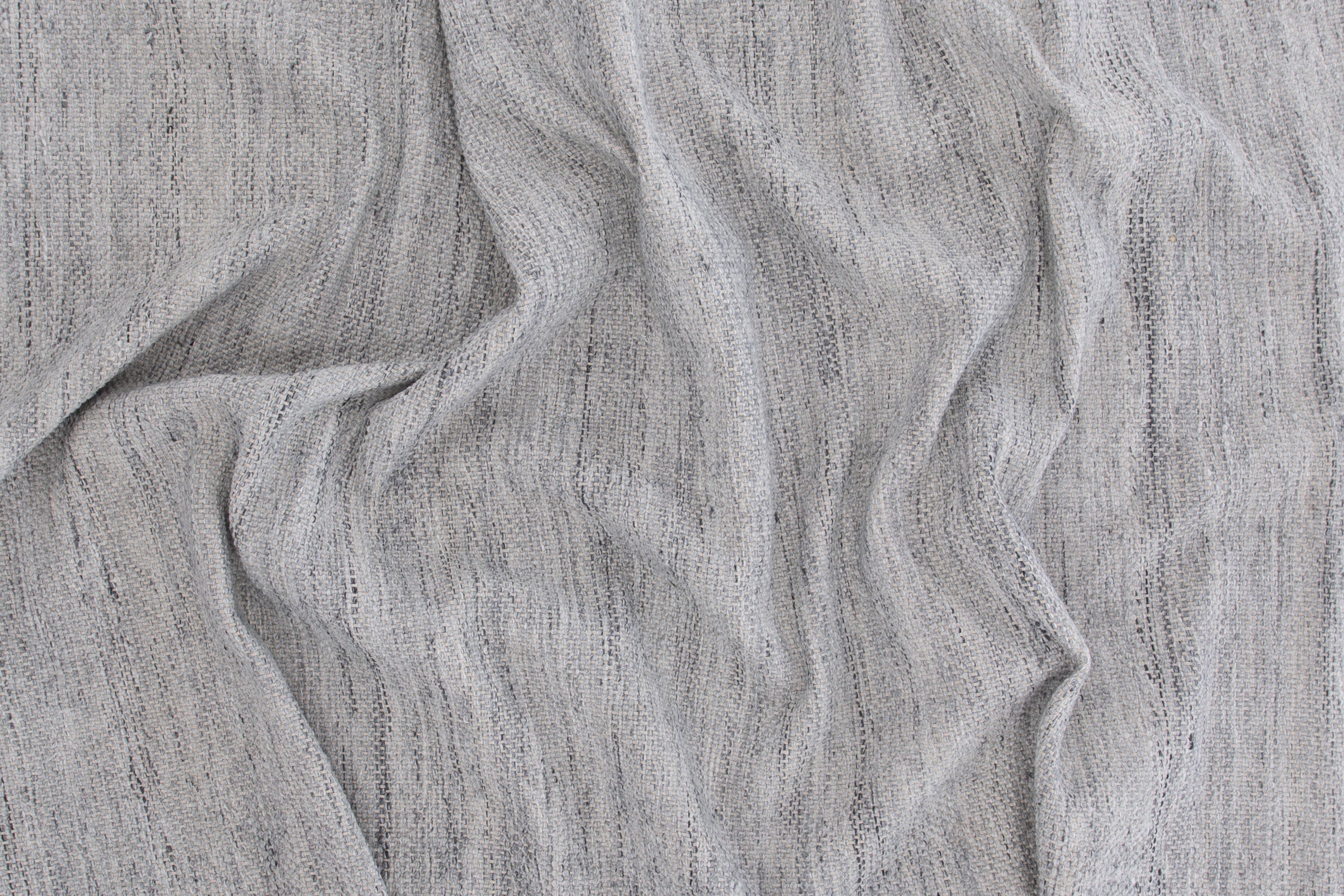 Devi Teppich in Silber präsentiert im Onlineshop von KAQTU Design AG. Teppich ist von Venture Home