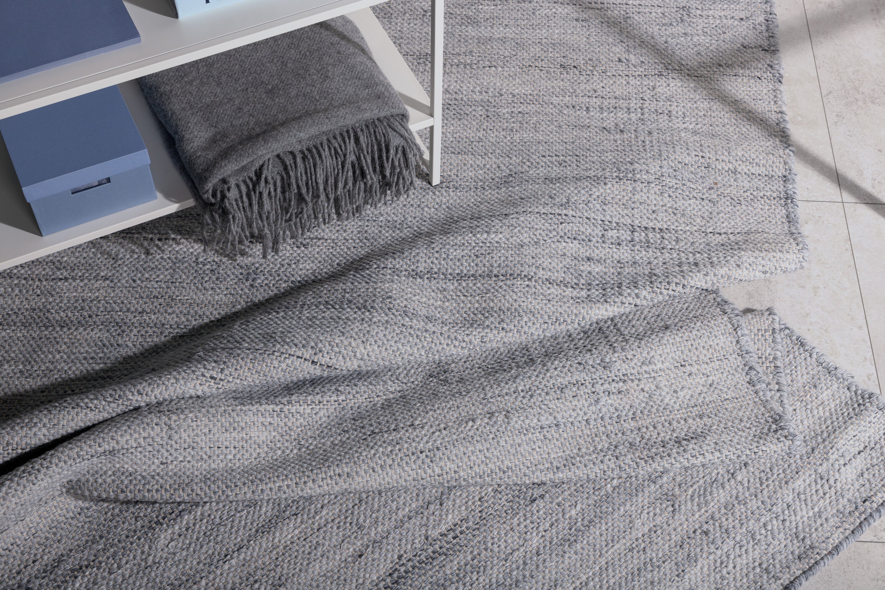 Devi Teppich in Silber präsentiert im Onlineshop von KAQTU Design AG. Teppich ist von Venture Home
