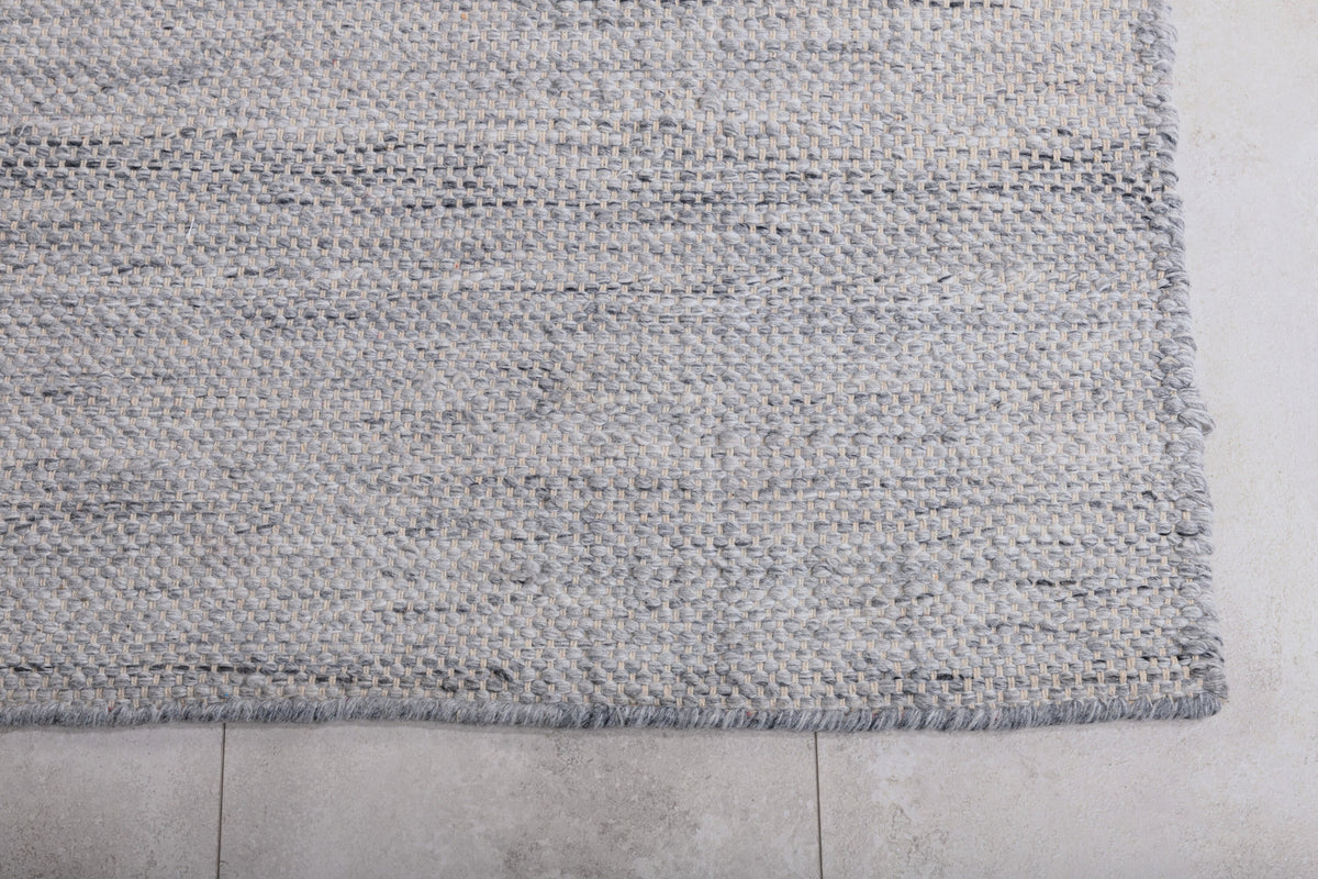 Devi Teppich in Silber präsentiert im Onlineshop von KAQTU Design AG. Teppich ist von Venture Home