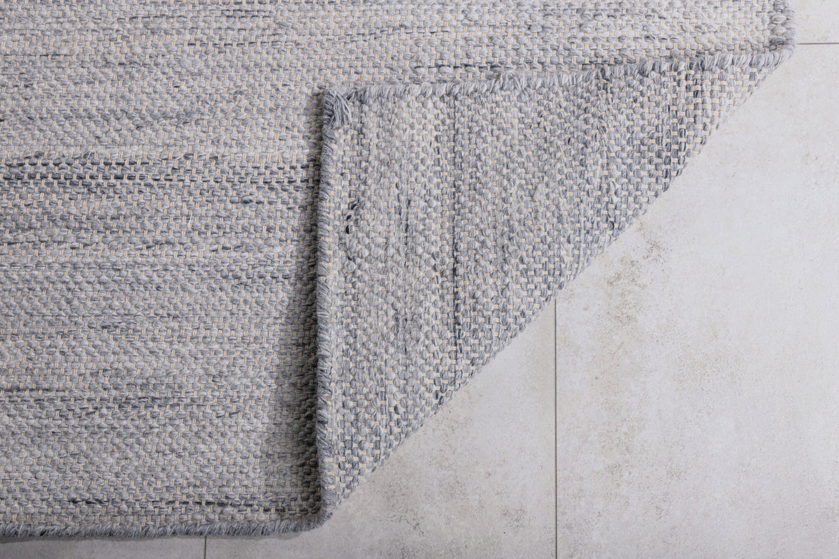 Devi Teppich in Silber präsentiert im Onlineshop von KAQTU Design AG. Teppich ist von Venture Home