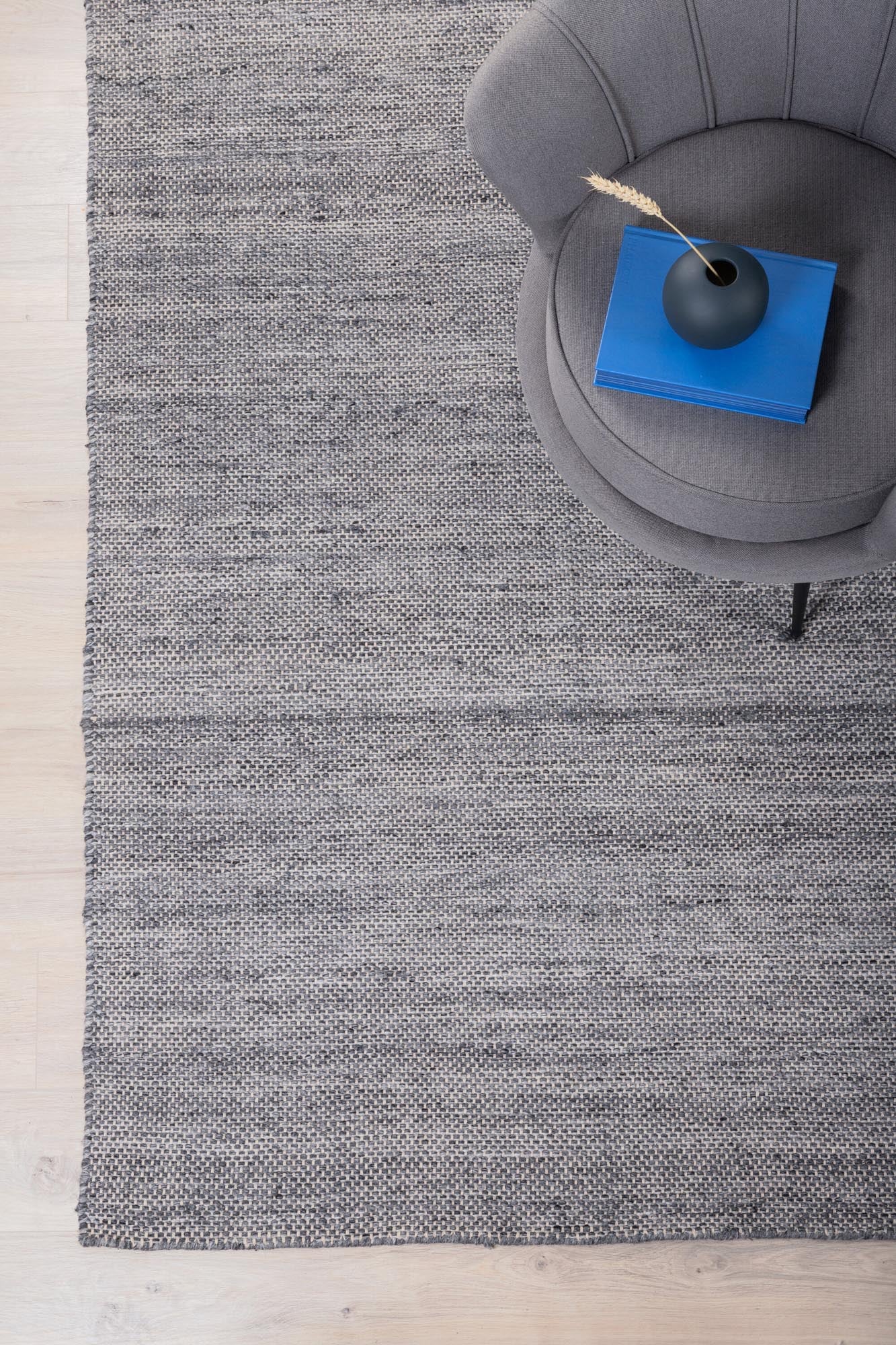 Devi Teppich in Grau präsentiert im Onlineshop von KAQTU Design AG. Teppich ist von Venture Home