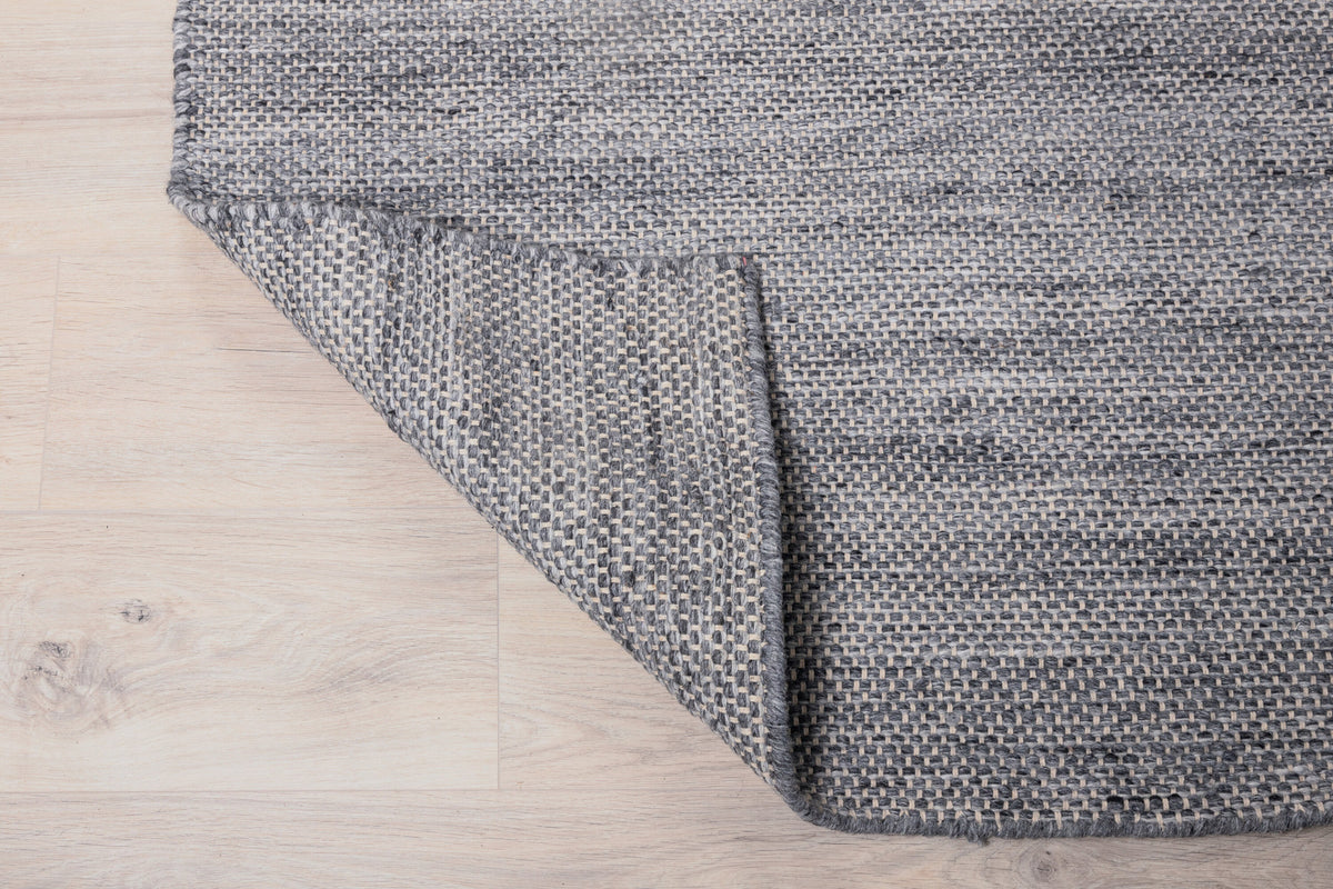 Devi Teppich in Grau präsentiert im Onlineshop von KAQTU Design AG. Teppich ist von Venture Home