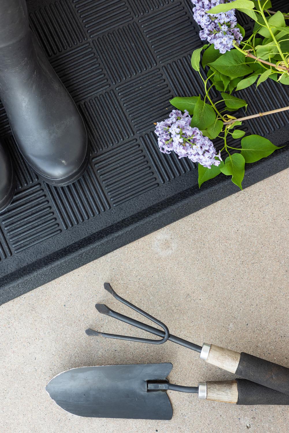 Gösta Teppich in Schwarz präsentiert im Onlineshop von KAQTU Design AG. Türmatte ist von Venture Home