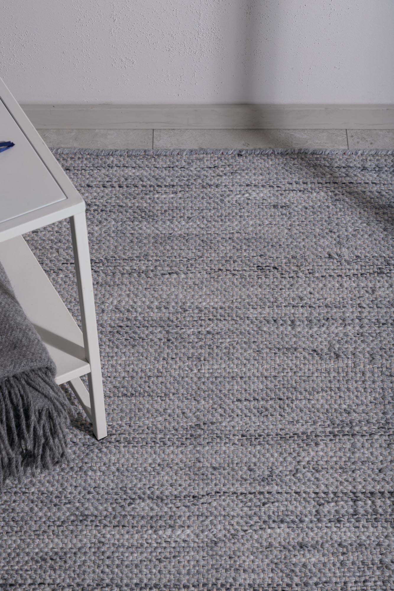 Devi Teppich in Silber präsentiert im Onlineshop von KAQTU Design AG. Teppich ist von Venture Home