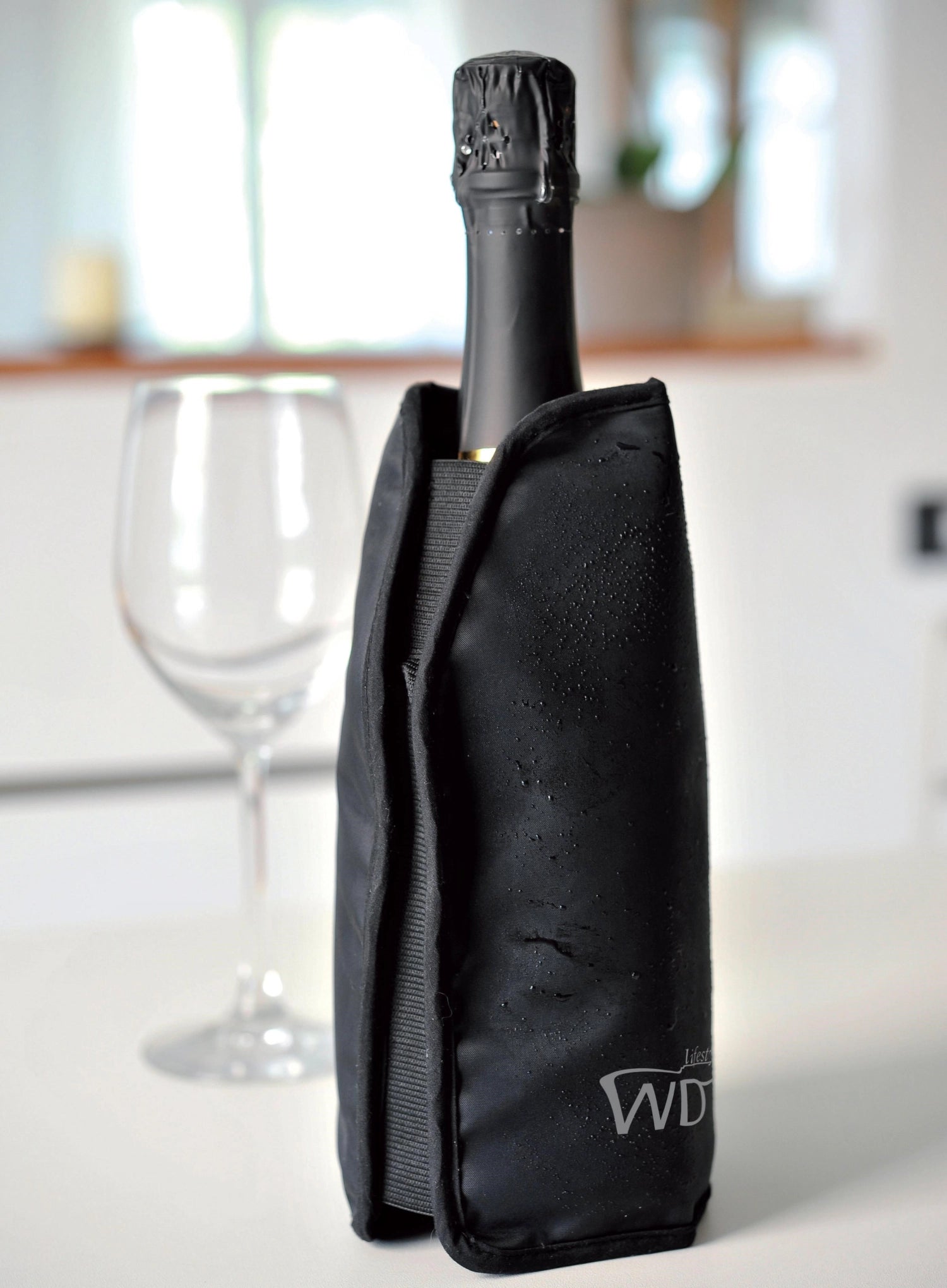 Genießen Sie Ihren Wein stilvoll mit dem Flaschenkühler von Easy Life. Kompakt, elegant und aus hochwertigem Polyester – für optimale Trinktemperatur!