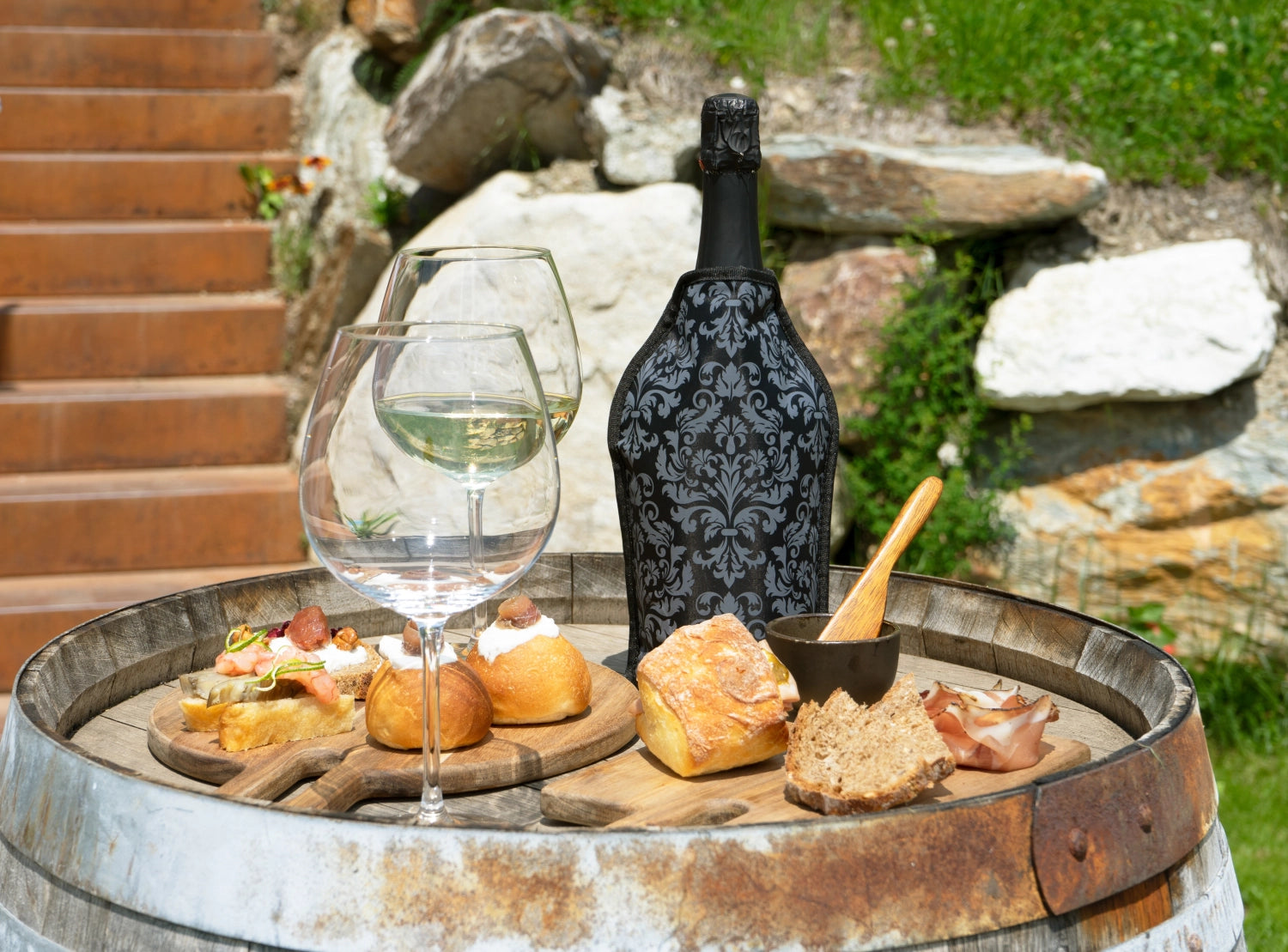 Entdecken Sie den stilvollen Flaschenkühler von Easy Life (15,5x22,5x2 cm) aus edlem Damast – ideal für perfekte Weinpräsentationen und gesellige Abende.