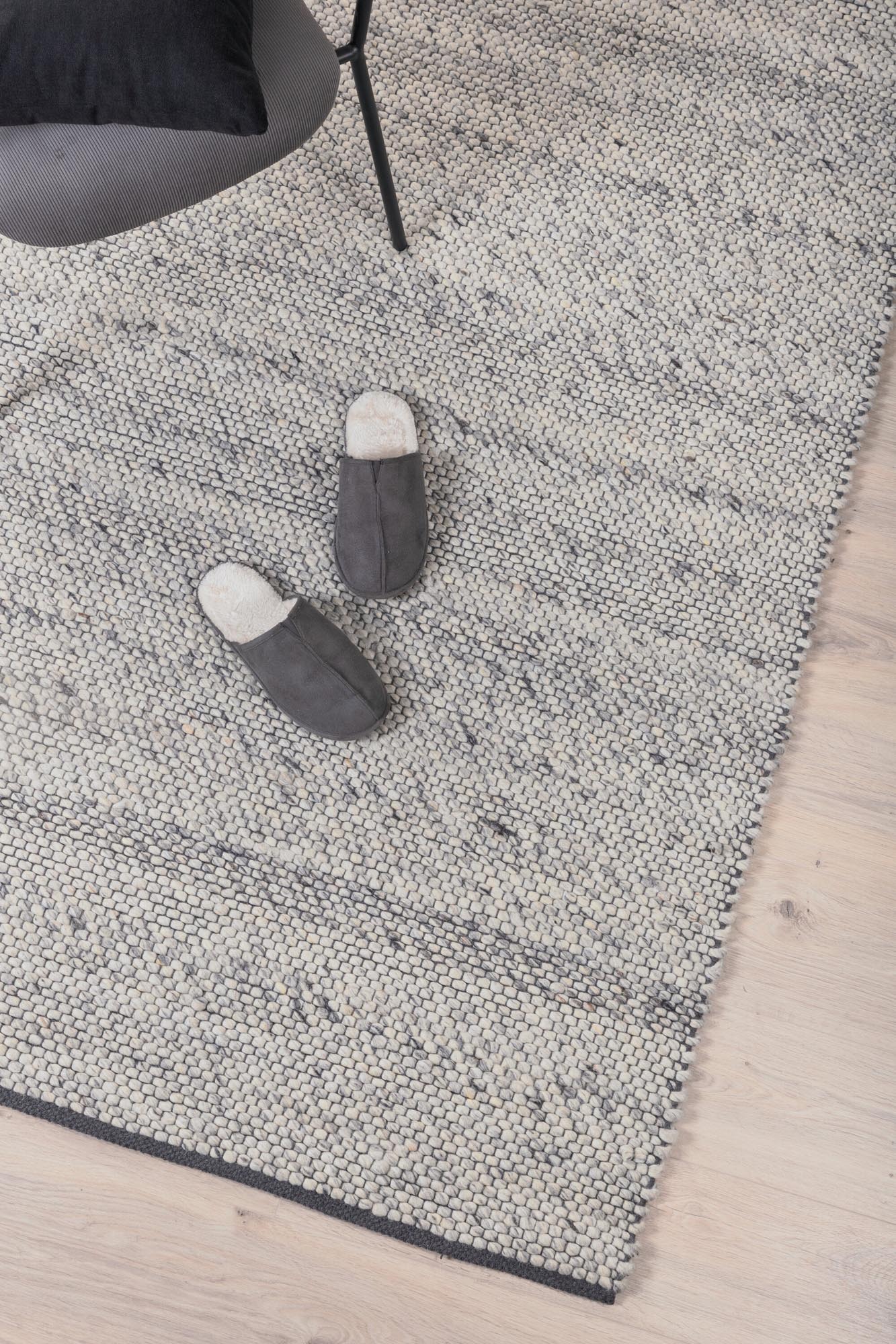 Handgewebter Ganga Teppich: Weich, warm, langlebig. Ideal für Wohnräume. Umweltfreundlich, hypoallergen. Stilvolles Statement.