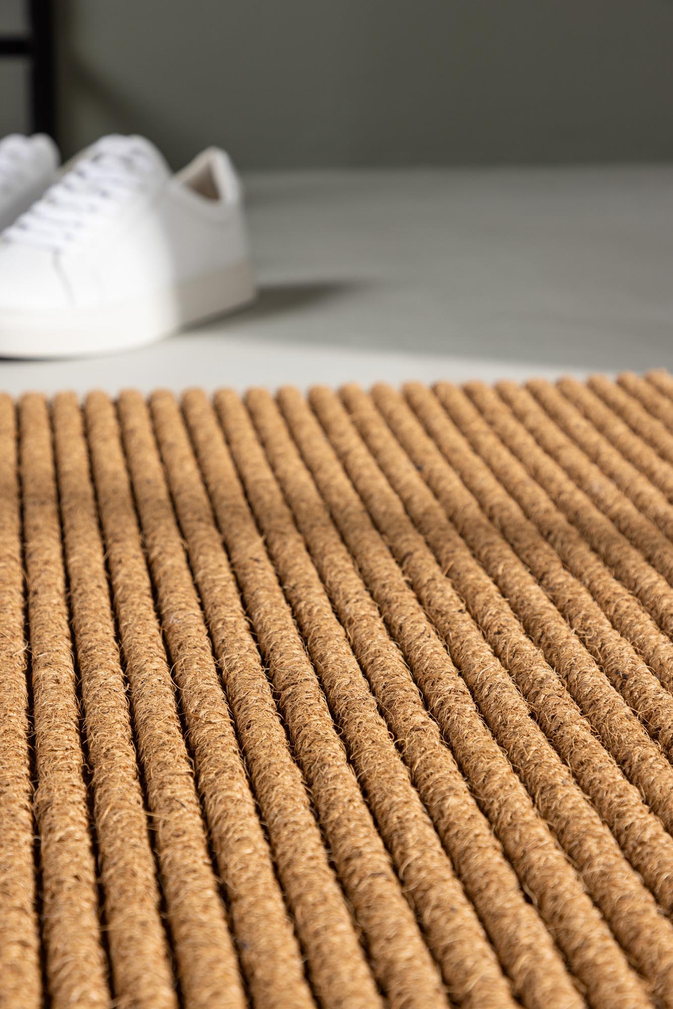 Entdecke den eleganten Bosse Teppich von Venture Home, 90x60 cm, der deinem Raum modernes Flair und Gemütlichkeit verleiht.