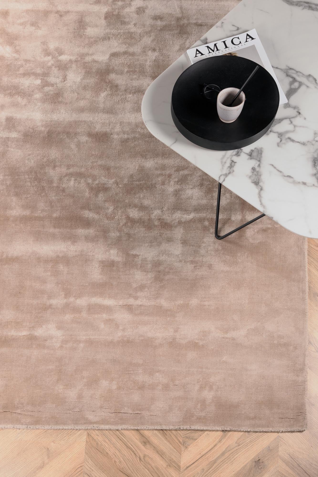 Indra Teppich von Venture Home: Eleganz und Weichheit vereinen sich in diesem hochwertigen Viskose-Teppich für einladende Wohnräume.