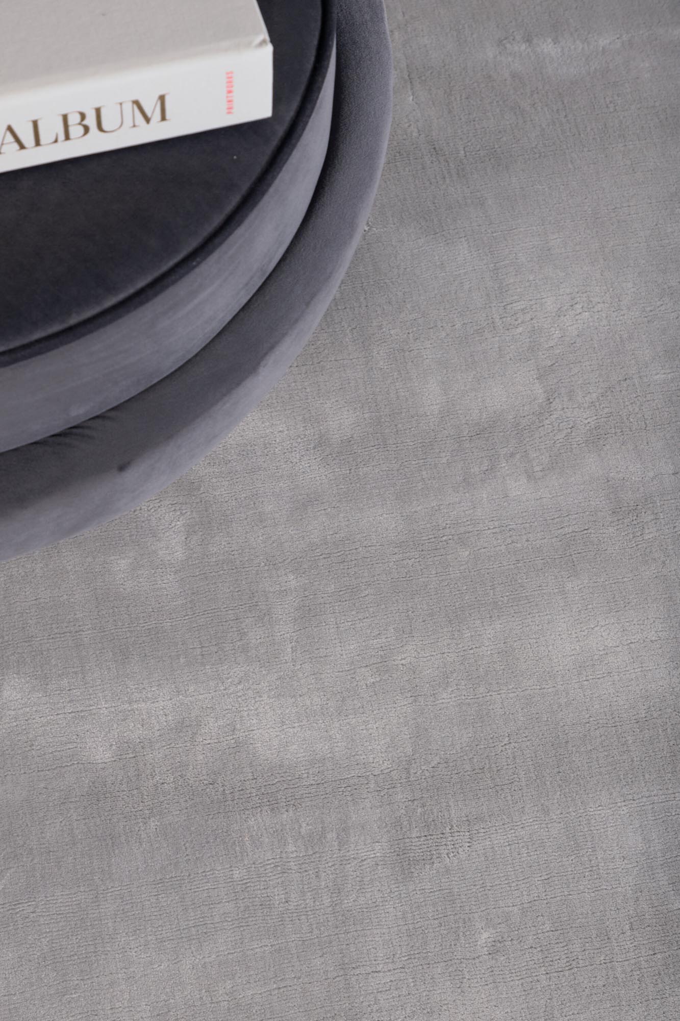 Indra Teppich in Grau präsentiert im Onlineshop von KAQTU Design AG. Teppich ist von Venture Home