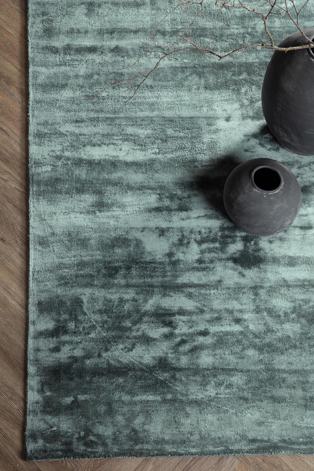 Entdecken Sie den Indra Teppich von Venture Home: Luxuriöse Viskose, stilvolles Design und perfekte Größen für jeden Raum.