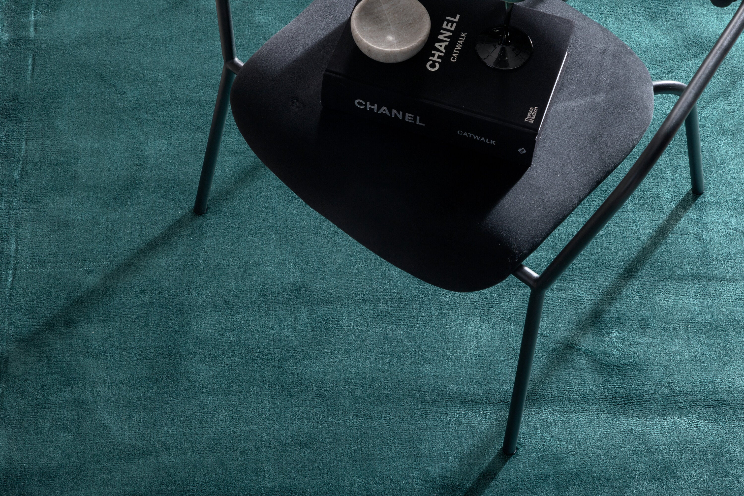 Indra Teppich in Grün präsentiert im Onlineshop von KAQTU Design AG. Teppich ist von Venture Home