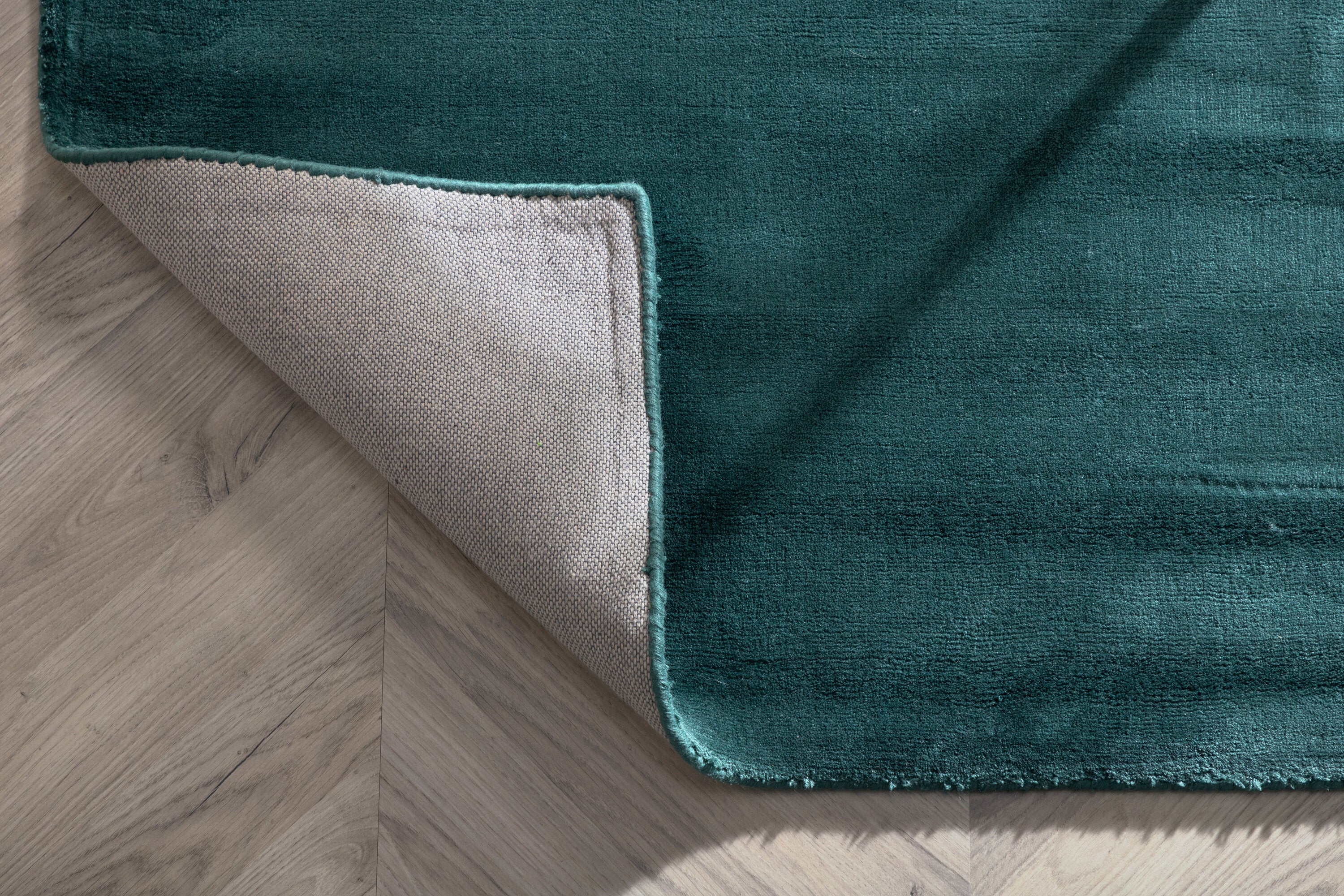Indra Teppich in Grün präsentiert im Onlineshop von KAQTU Design AG. Teppich ist von Venture Home