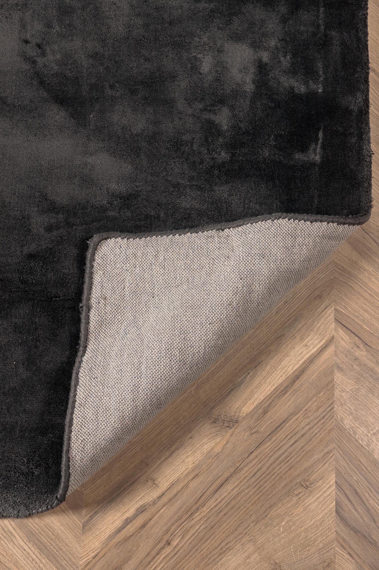 Indra Teppich in Dunkelgrau präsentiert im Onlineshop von KAQTU Design AG. Teppich ist von Venture Home
