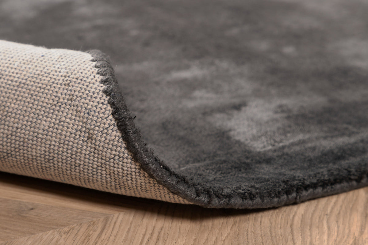 Indra Teppich in Dunkelgrau präsentiert im Onlineshop von KAQTU Design AG. Teppich ist von Venture Home