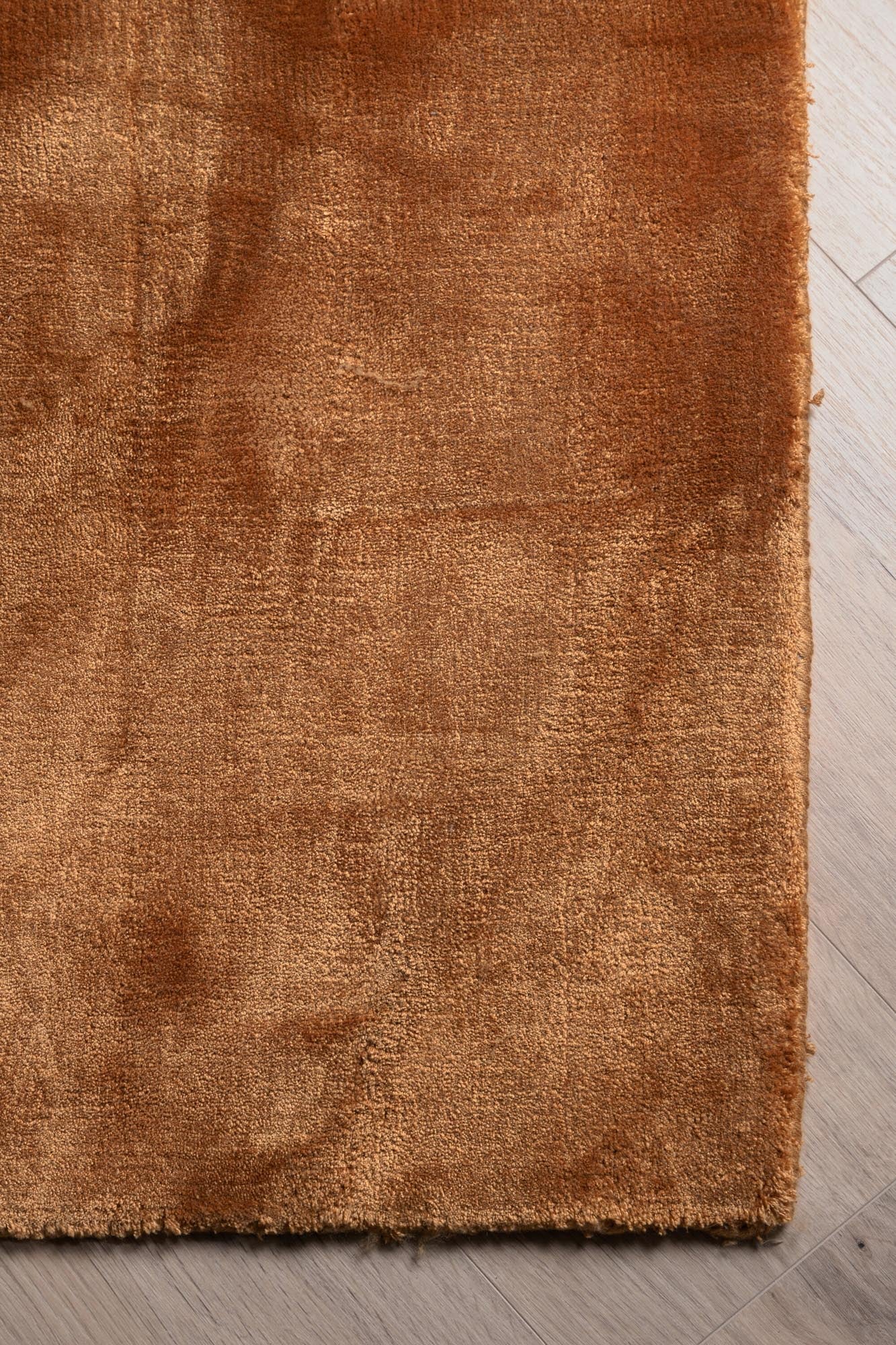 Indra Teppich von Venture Home: Hochwertige Viskose, stilvolles Design und vielfältige Farben für ein einladendes Zuhause.