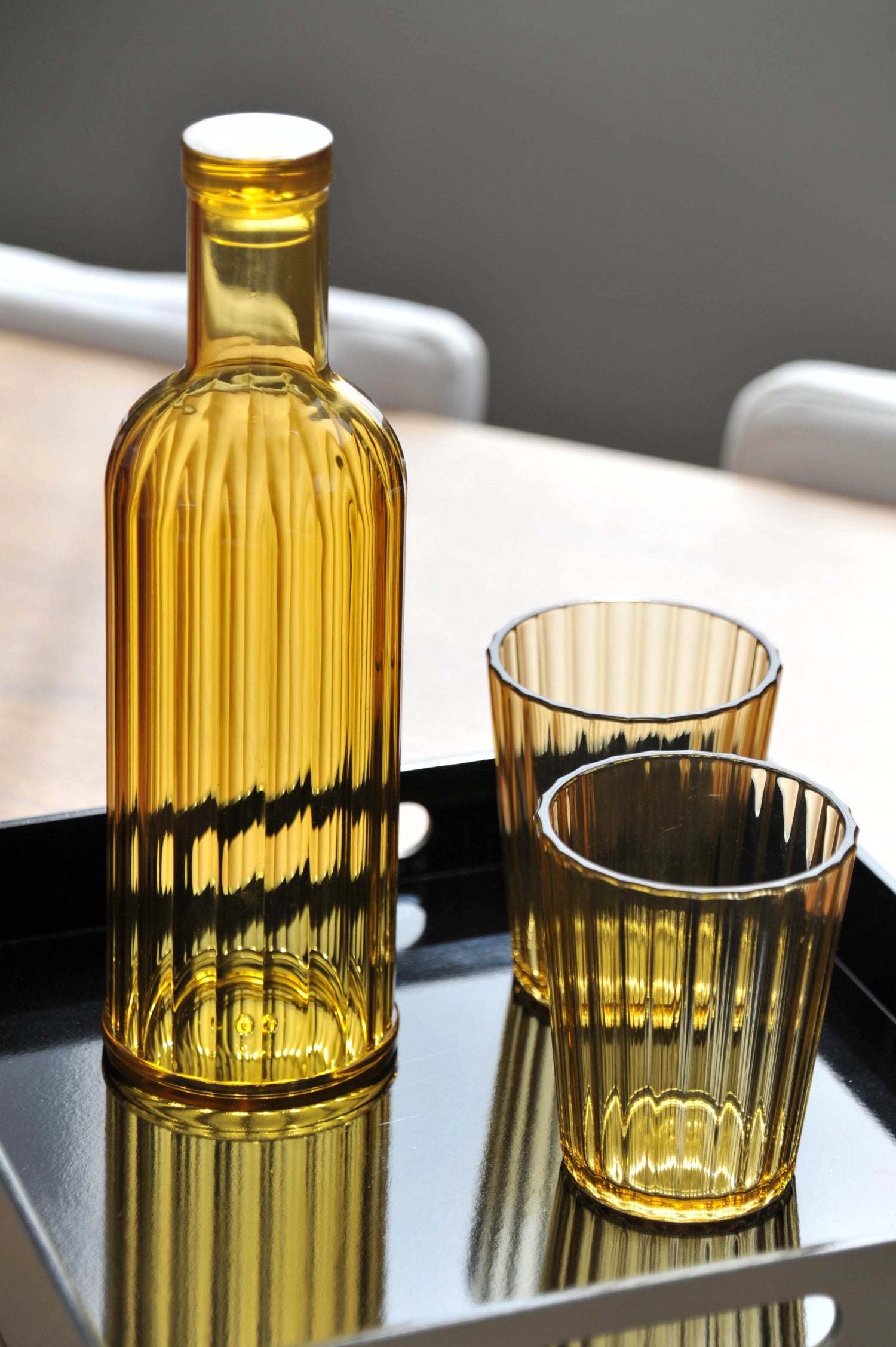 Elegante 1-Liter-Acrylflasche in Bernsteinfarbe von Easy Life, perfekt für stilvolle Getränkepräsentation und vielseitig einsetzbar.