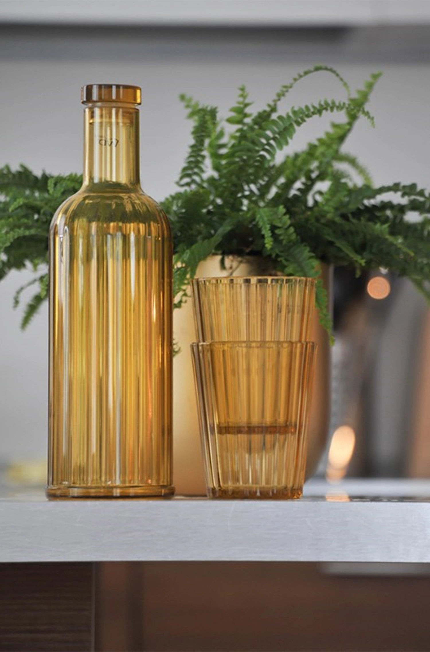 Die stilvolle 1 Liter Acrylflasche in Bernstein von Easy Life ist leicht, bruchsicher und umweltfreundlich – ideal für Outdoor-Aktivitäten!