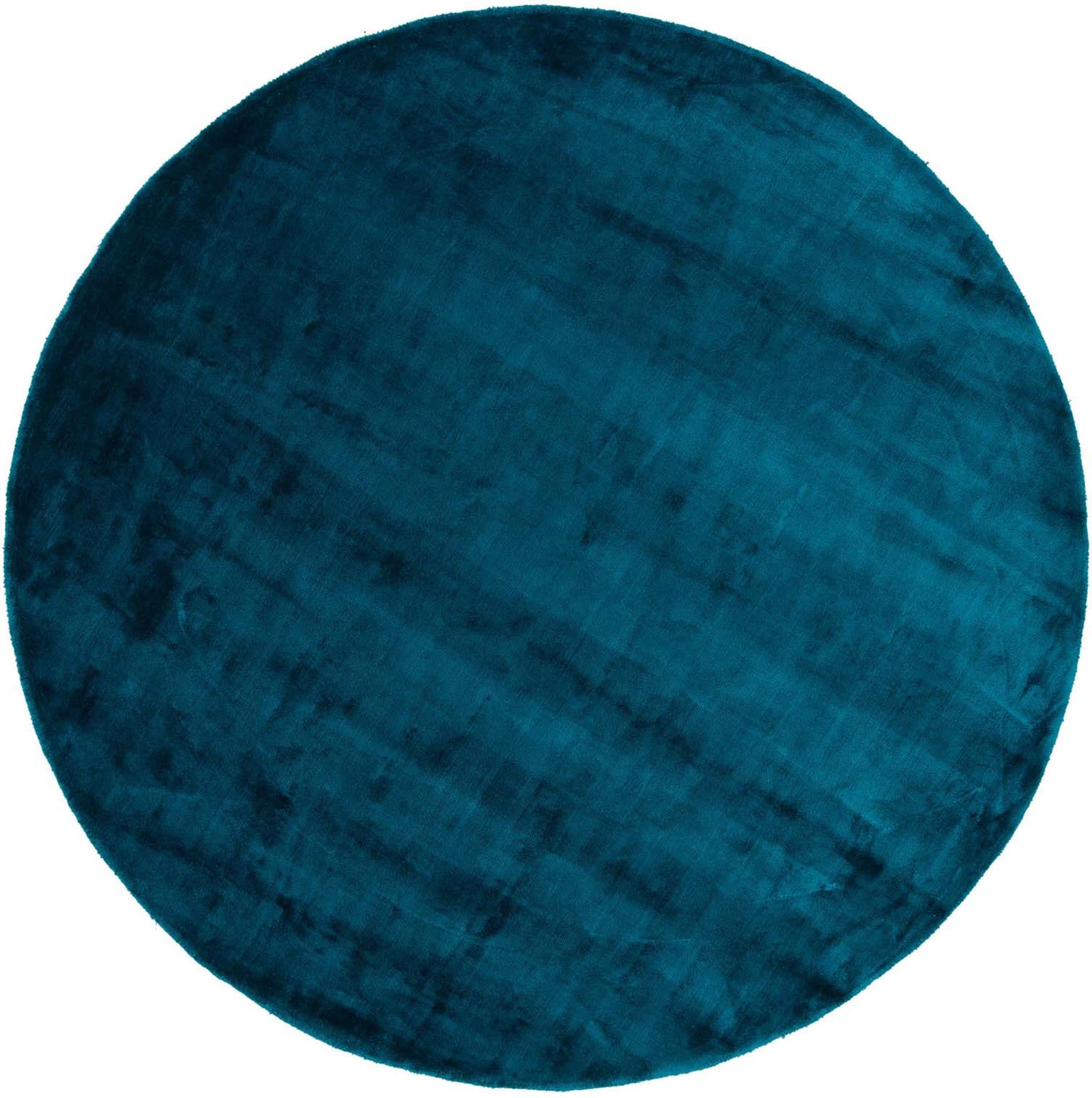 Entdecken Sie den Indra Teppich von Venture Home – ein luxuriöses Wohnaccessoire, das Stil und Komfort in Ihr Zuhause bringt.