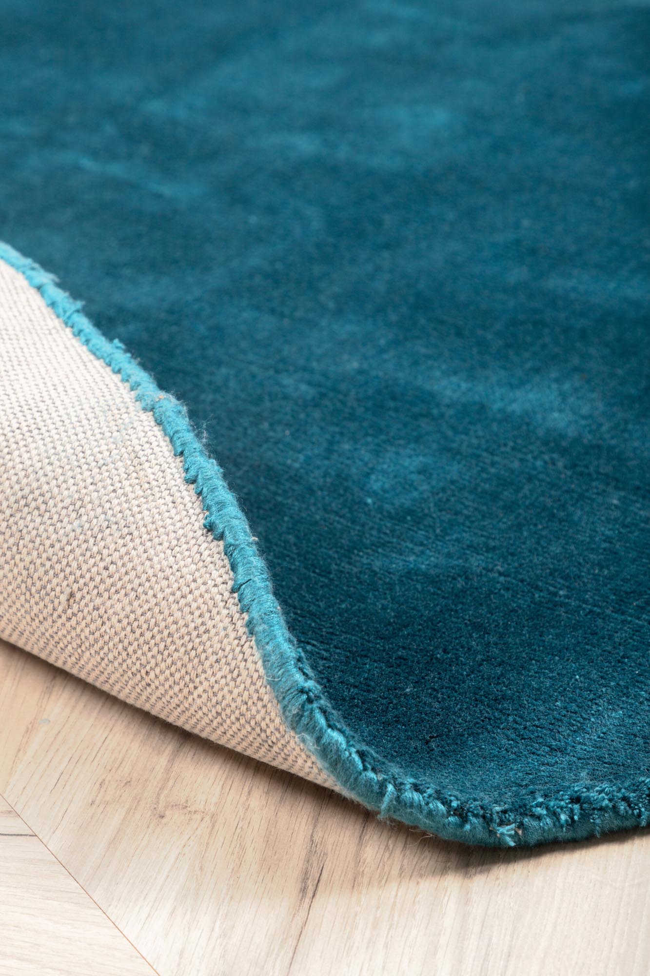 Indra Teppich von Venture Home: Eleganz und Weichheit vereinen sich in diesem stilvollen Wohnaccessoire für jeden Raum.