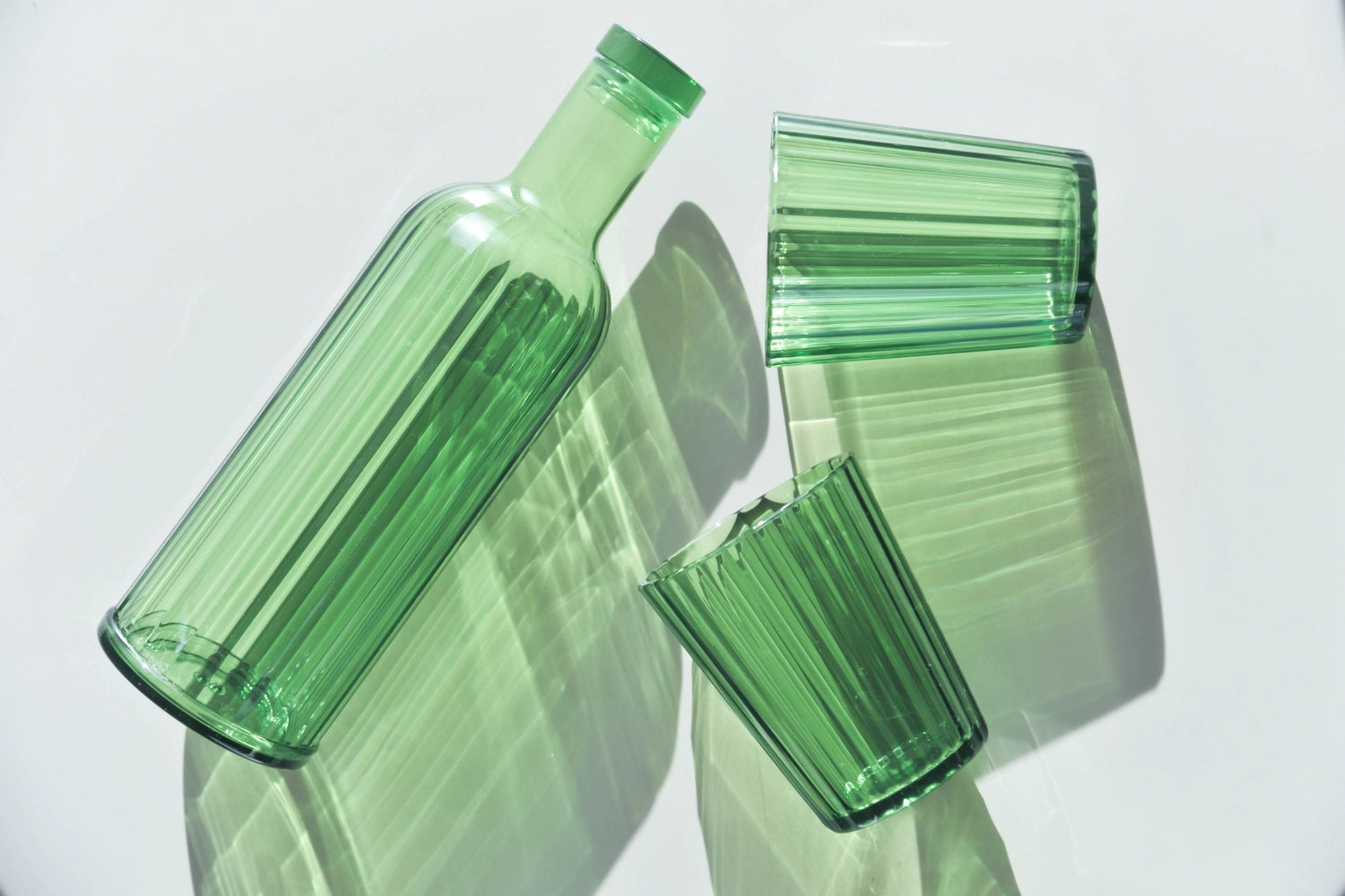 Elegante grüne Acrylflasche mit 1 Liter Fassungsvermögen, ideal für stilvolle Getränkepräsentation und vielseitige Nutzung in der Küche.