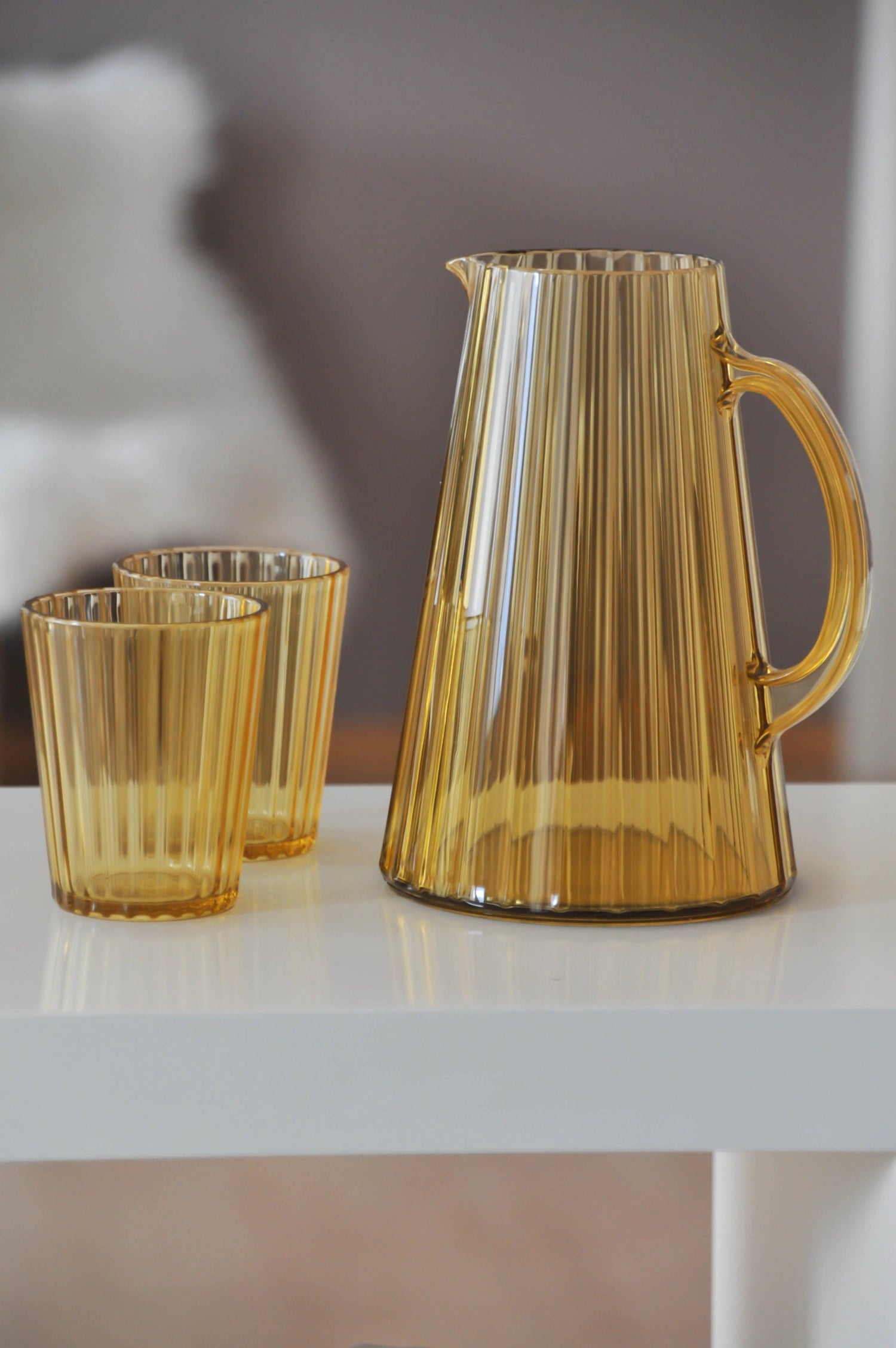 Eleganter Krug aus hochwertigem Acryl mit 2,5 Litern Fassungsvermögen in warmem Bernstein, perfekt für stilvolle Tischdekoration und Getränke.