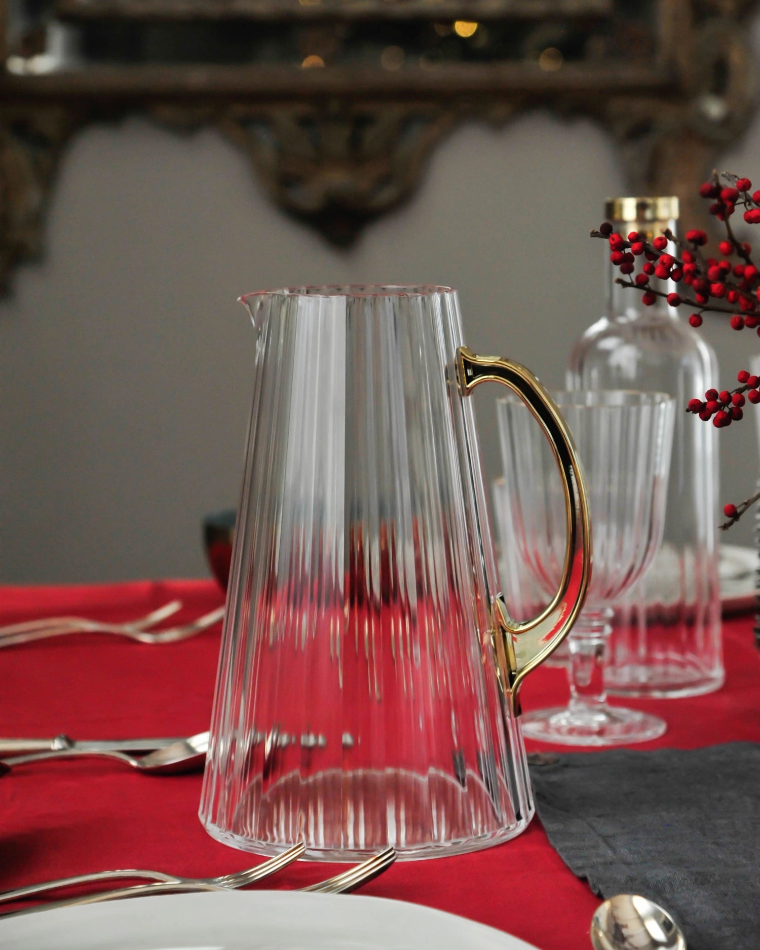 Eleganter 2,5 Liter Krug aus goldfarbenem Acryl von Easy Life, perfekt für stilvolle Tischdekoration und Getränkepräsentation.