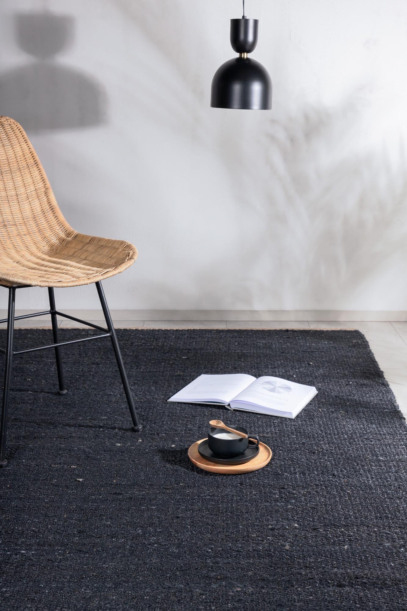 Entdecken Sie den eleganten Kali Teppich von Venture Home aus nachhaltiger Jute. Ideal für jeden Raum, vereint er Stil und Langlebigkeit.