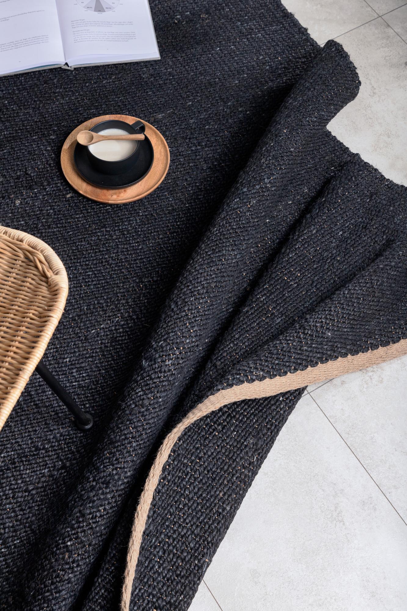 Der Kali Teppich von Venture Home aus hochwertiger Jute bringt zeitlosen Stil und Nachhaltigkeit in Ihr Zuhause. Robust und vielseitig einsetzbar.