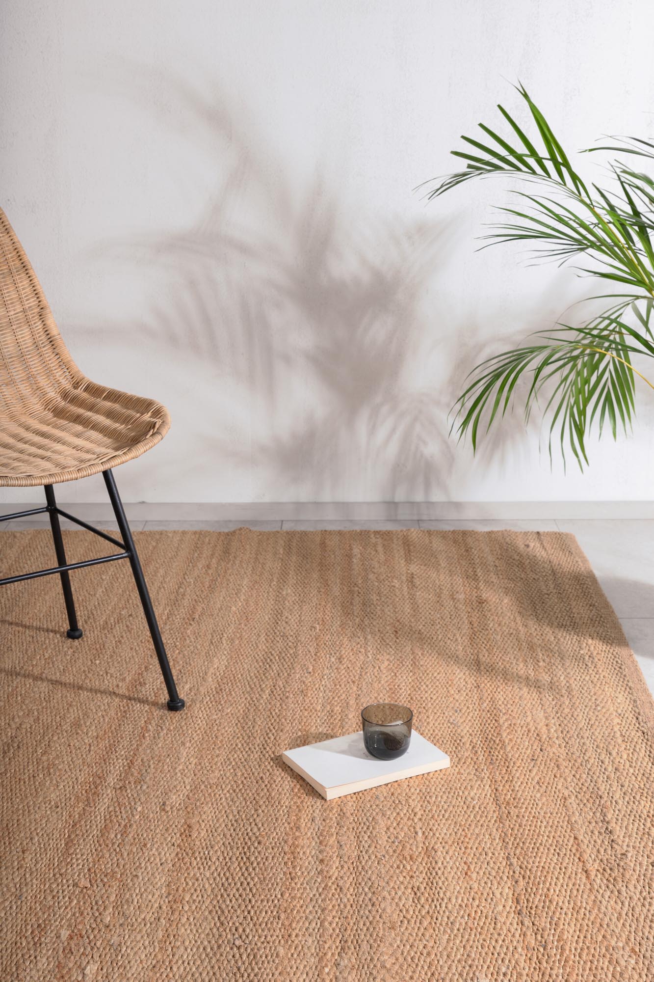 Entdecken Sie den stilvollen Kali Teppich von Venture Home aus nachhaltiger Jute. Robust, elegant und vielseitig für jeden Raum.