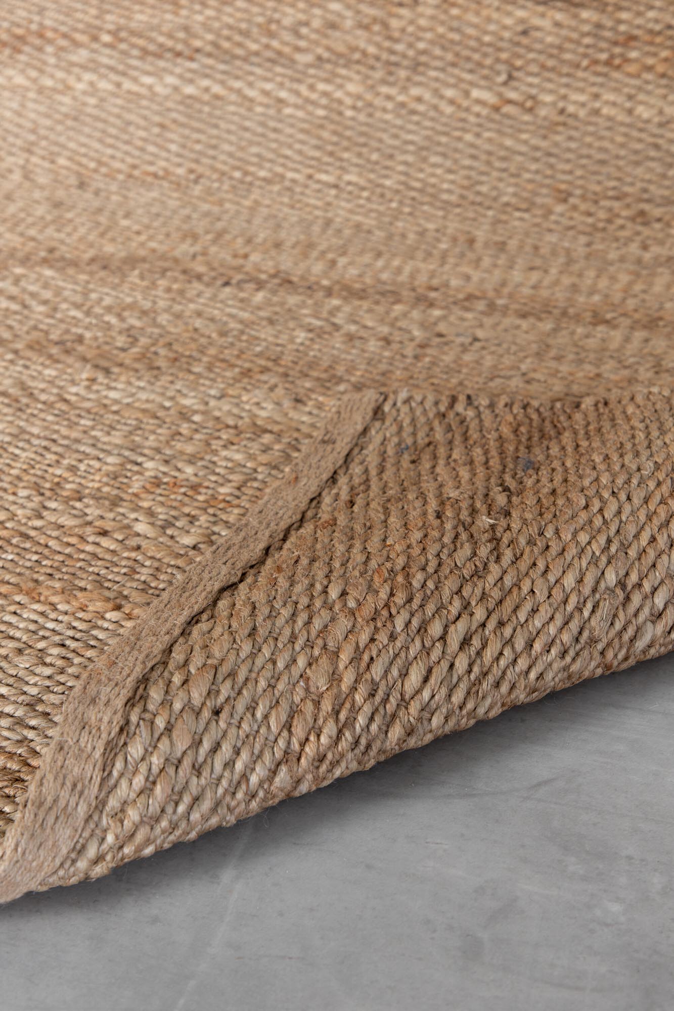 Der Kali Teppich von Venture Home vereint Nachhaltigkeit und zeitloses Design. Hergestellt aus strapazierfähiger Jute, ideal für jeden Wohnstil.