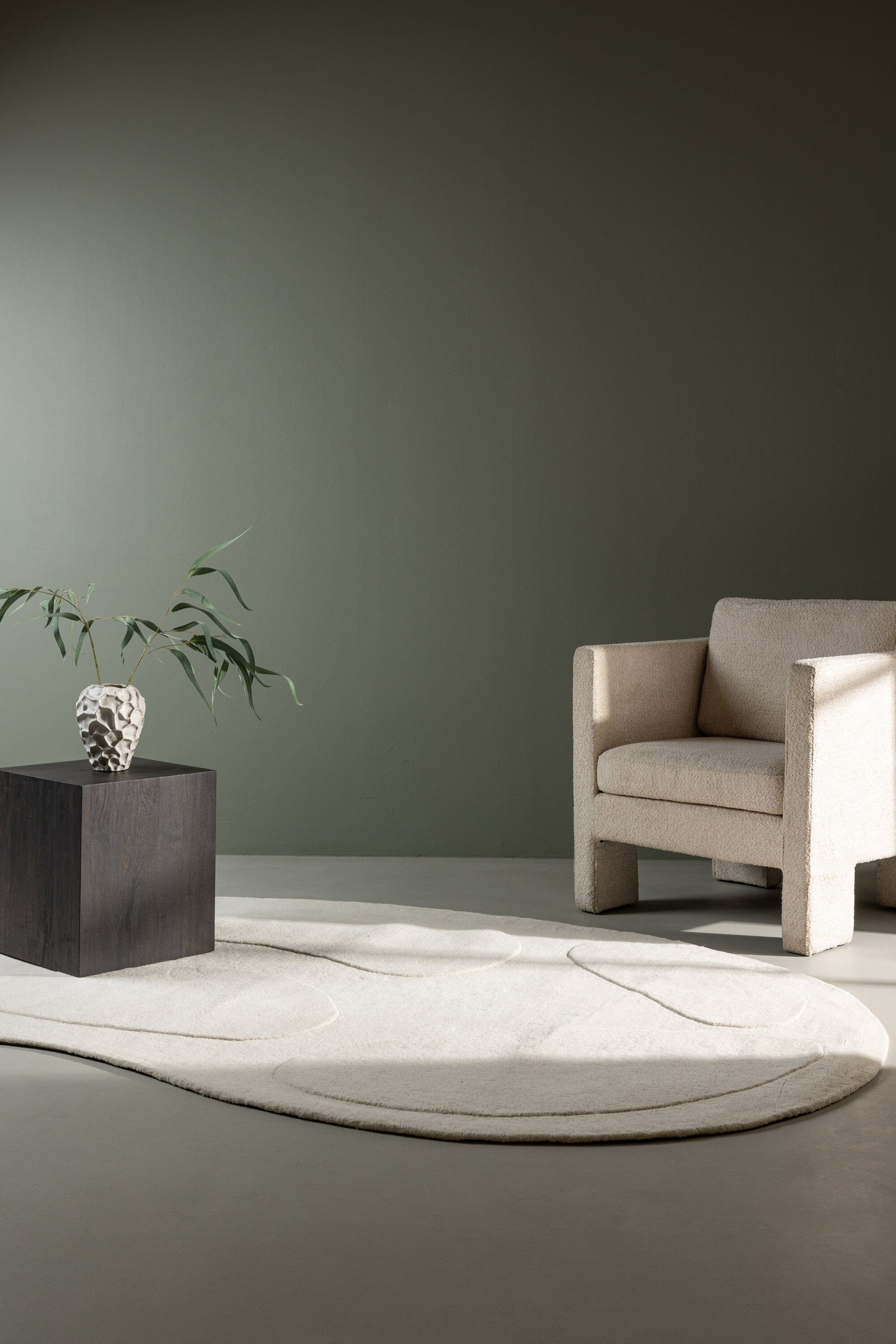 Enard Teppich in Weiss präsentiert im Onlineshop von KAQTU Design AG. Teppich ist von Venture Home