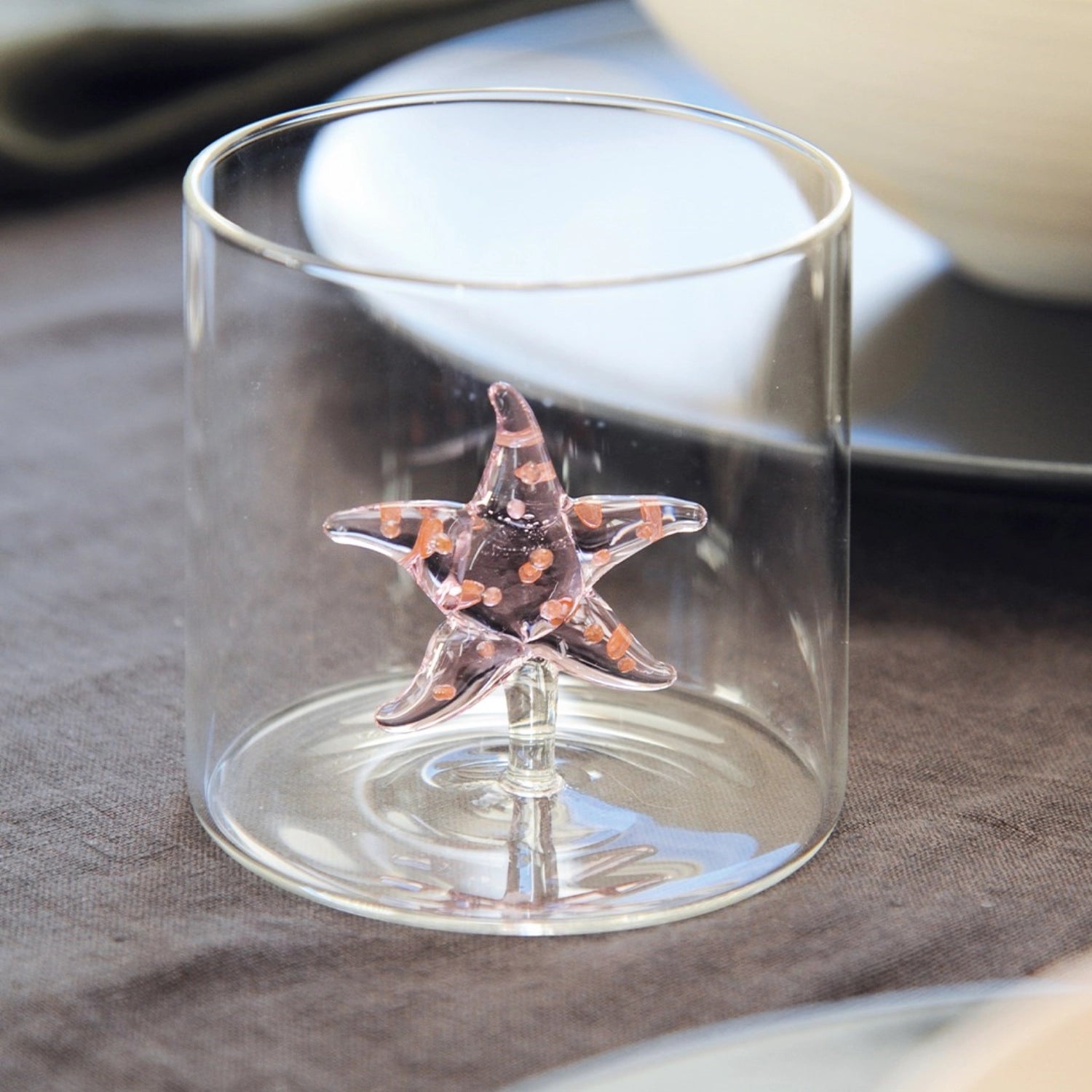 Hochwertiges 250 ml Borosilikatglas mit maritimem Seestern-Design. Perfekt für alle Getränke, spülmaschinenfest und stilvoll.