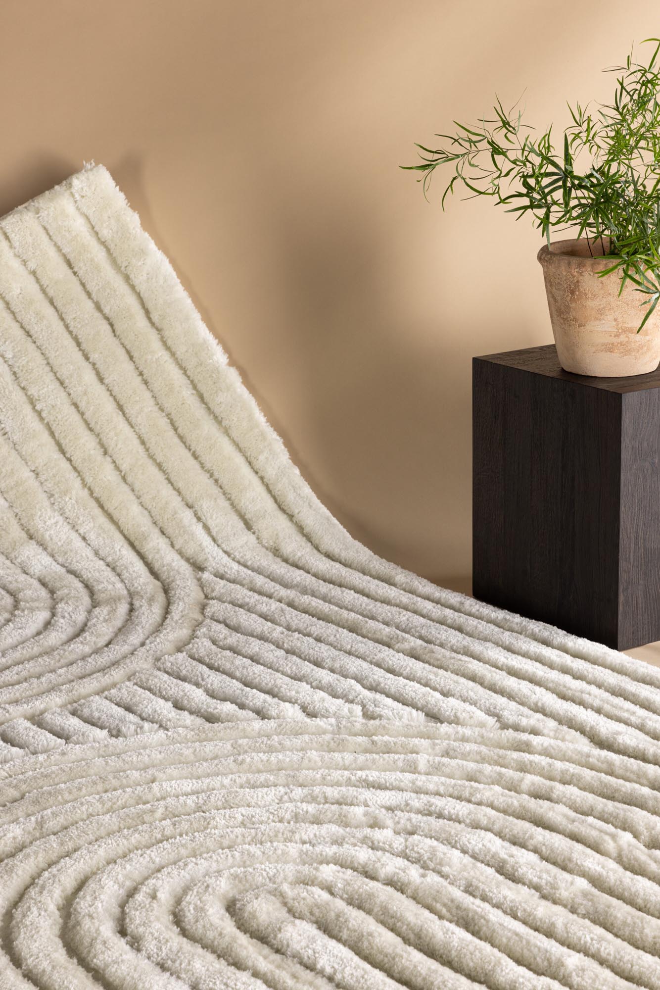 Erleben Sie den Niklas Teppich von Venture Home – ein elegantes, pflegeleichtes Design aus robustem Polyester, das Ihrem Zuhause Wärme und Stil verleiht.