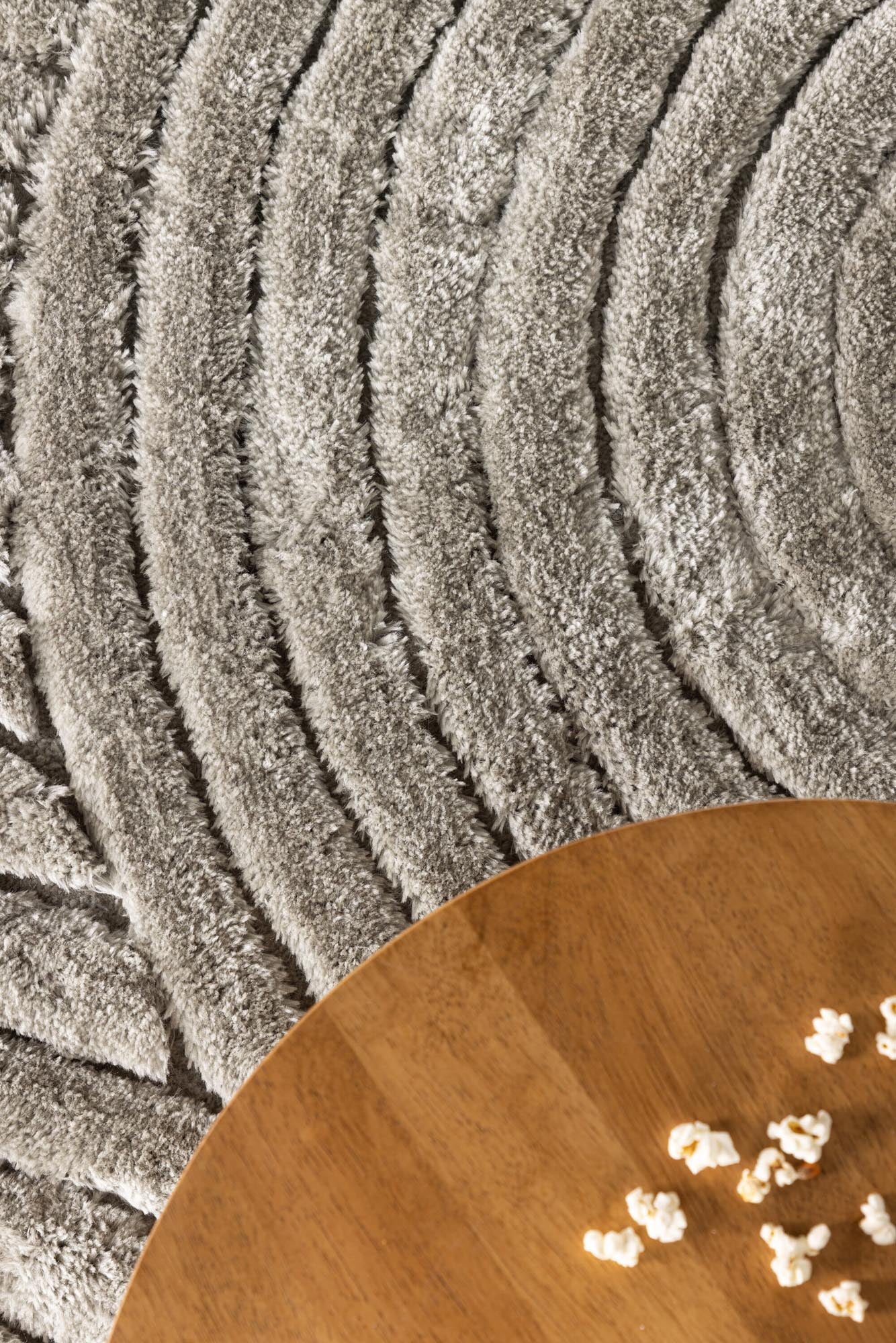 Entdecken Sie den Niklas Teppich von Venture Home – ein langlebiger, pflegeleichter Teppich mit elegantem Rippenmuster in warmem Greige.