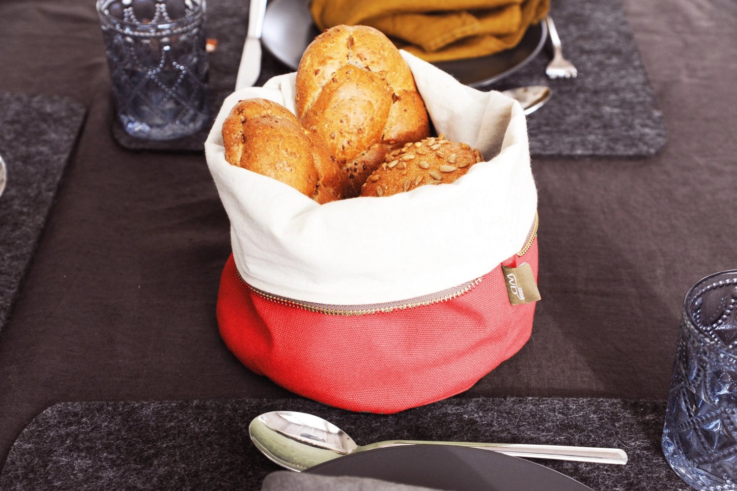 Halten Sie Ihr Brot warm mit der roten Baumwoll-Brottasche von Easy Life. Beheizbar mit Kirschkernen für ein perfektes Serviererlebnis.